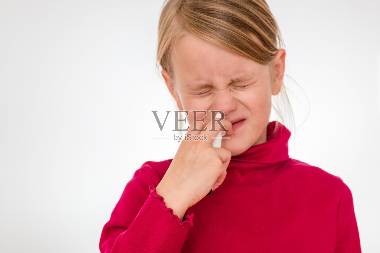 女孩在用鼻喷剂照片摄影图片