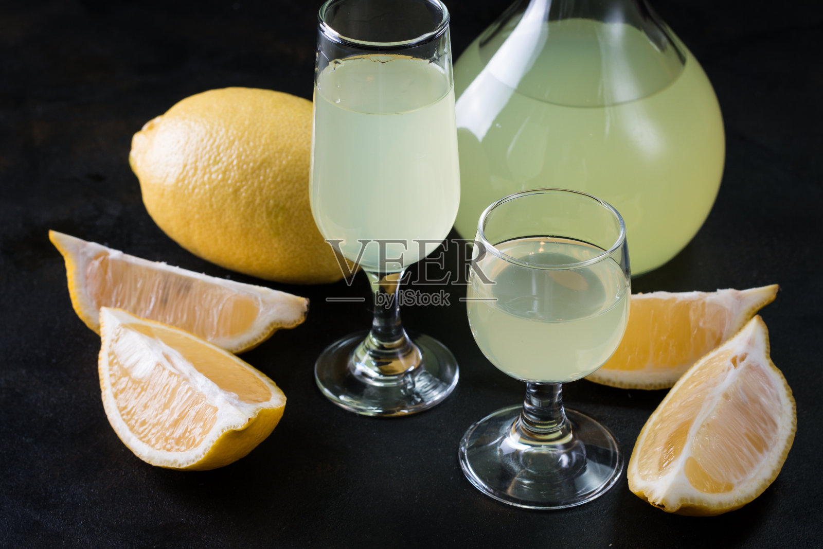 这是一种传统的爱尔兰利口酒，在复古的餐桌上放着柠檬照片摄影图片