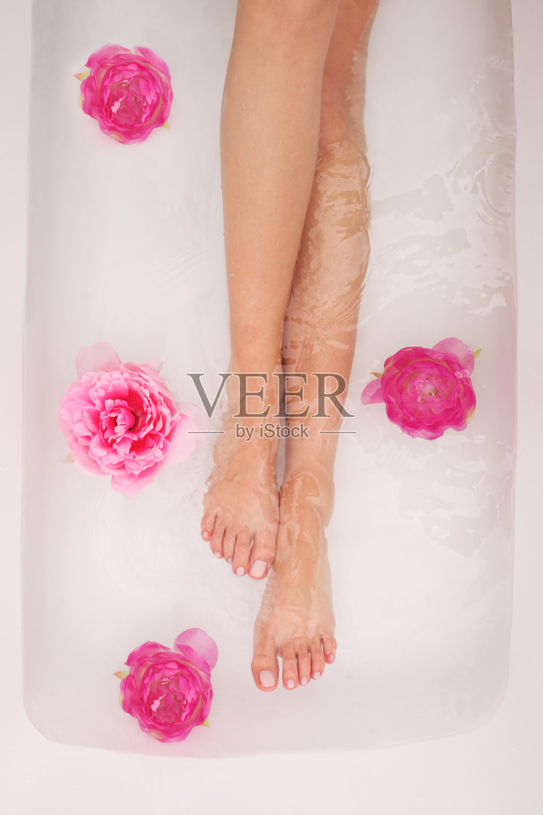 洗澡时女性的腿。照片摄影图片