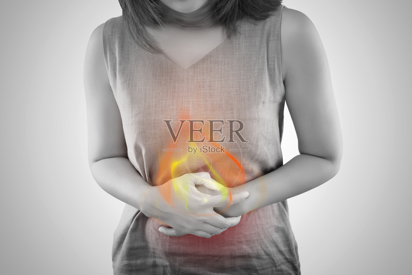 火的照片是在女人的身体上。人们的胃痛问题概念。女性解剖照片摄影图片
