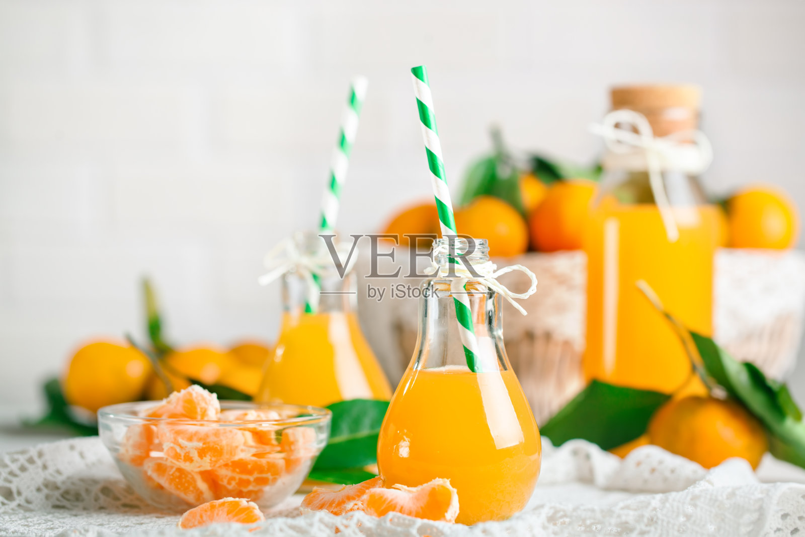 新鲜的橘子和橘子汁。健康饮食，选择性专注照片摄影图片