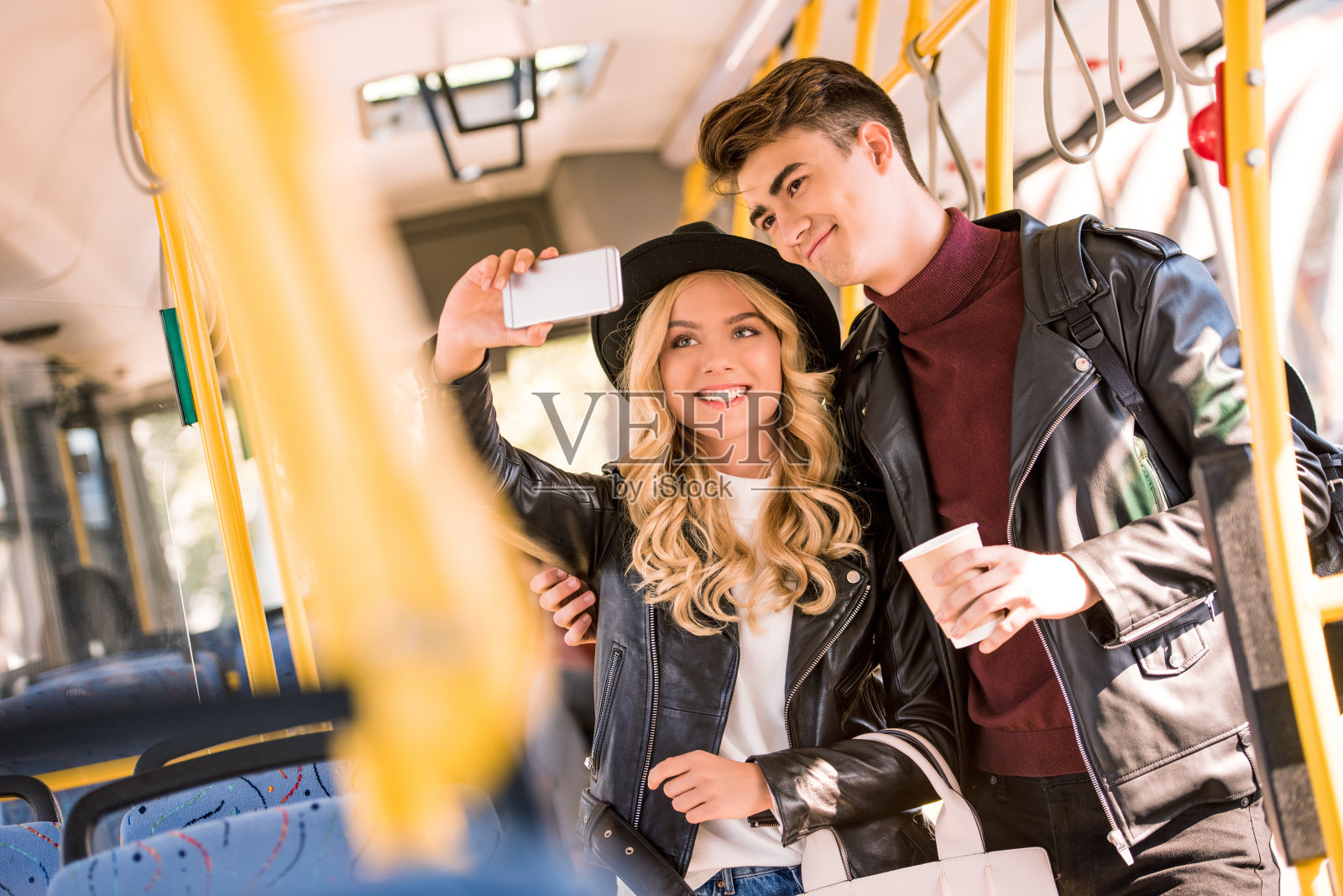 情侣在公交车上用智能手机照片摄影图片