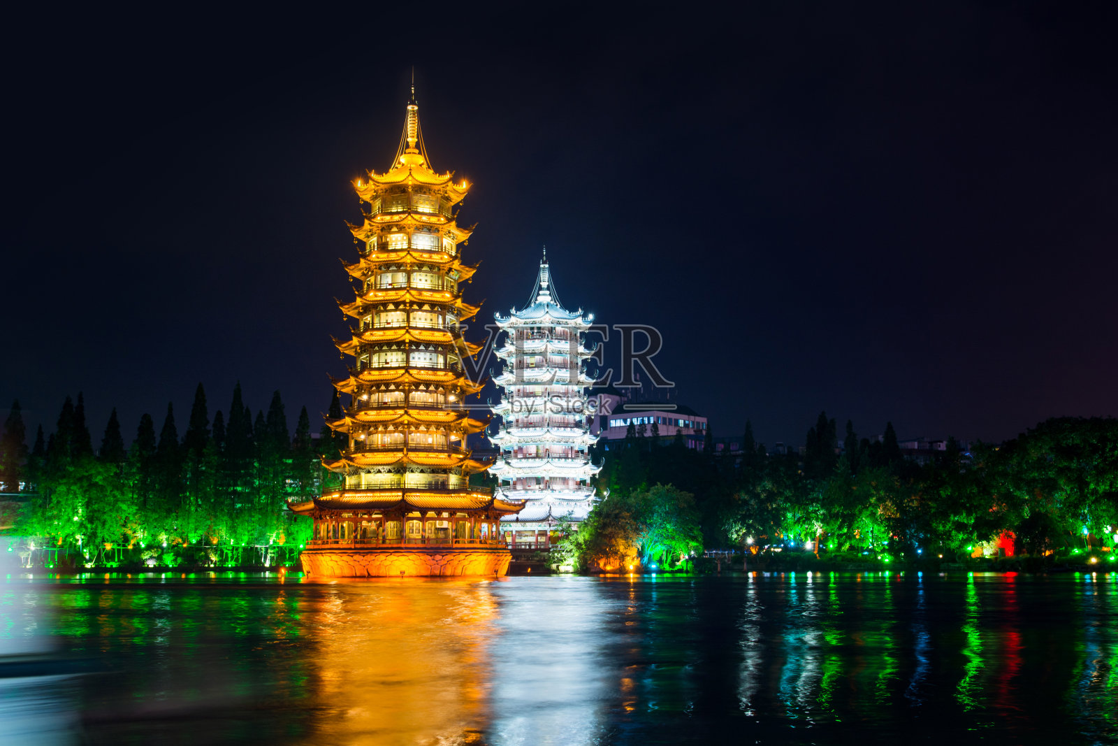 双塔在中国桂林城市照片摄影图片