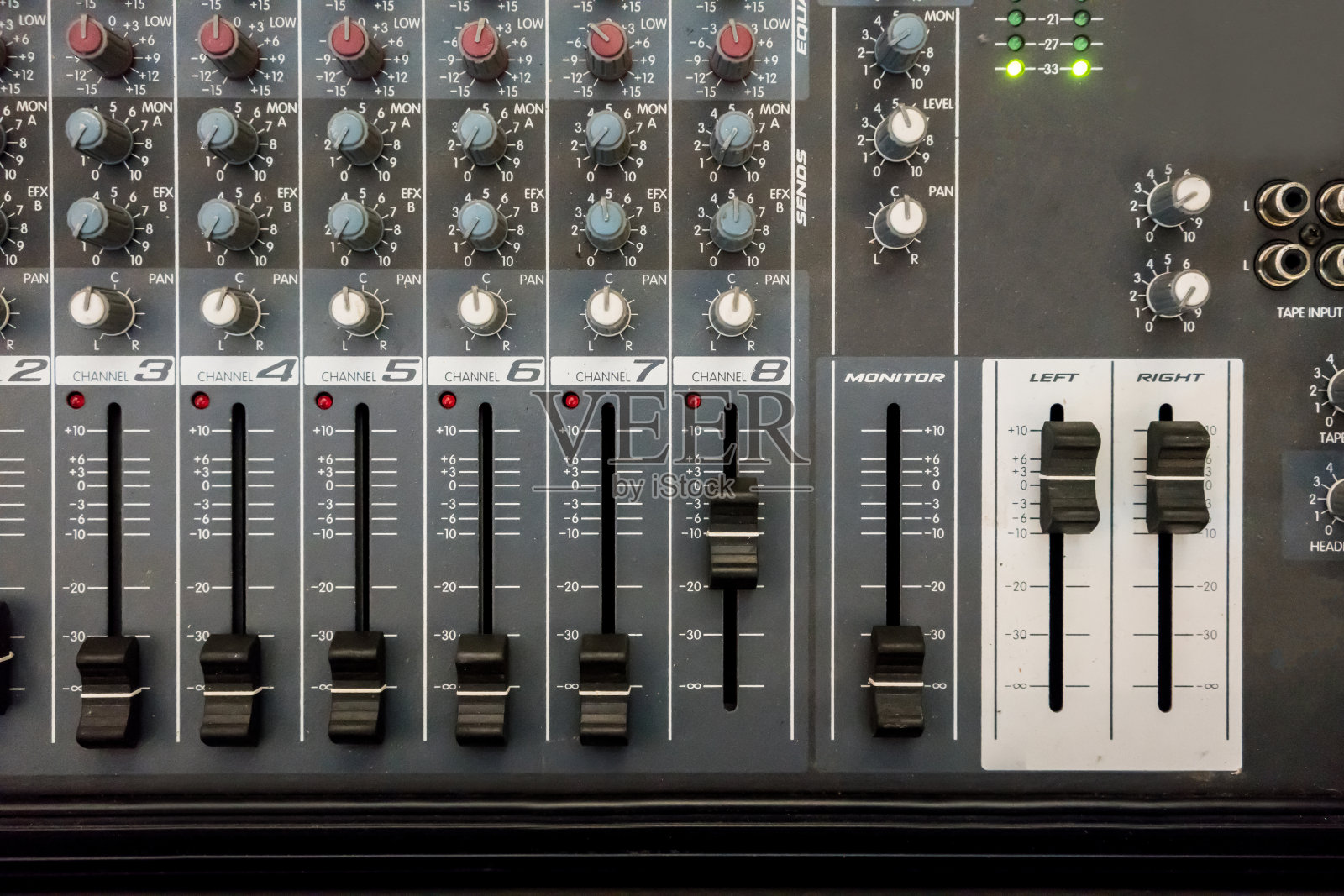 关闭音乐混音均衡器控制台用于混音控制声音装置。音响技术员背景音频混音均衡器控制。照片摄影图片