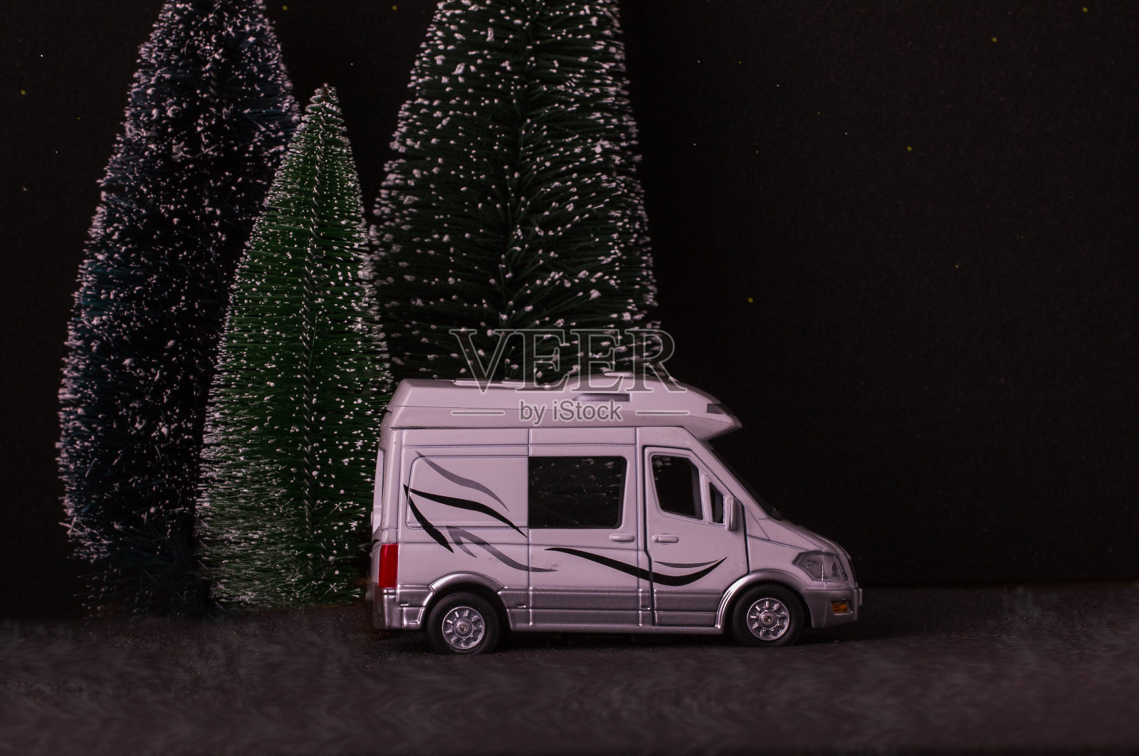 旅行的概念。迷你车，挂着圣诞树的休闲车照片摄影图片