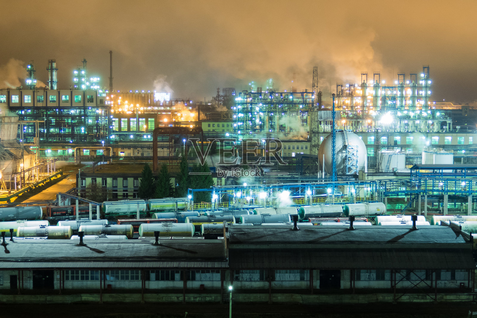有管道和蒸馏装置的炼油厂照片摄影图片