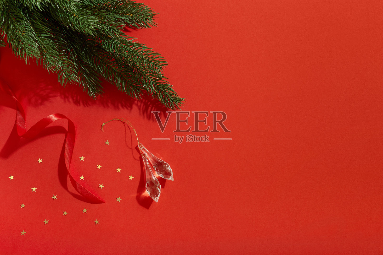 圣诞装饰在饱和的红色背景与复制空间插画图片素材