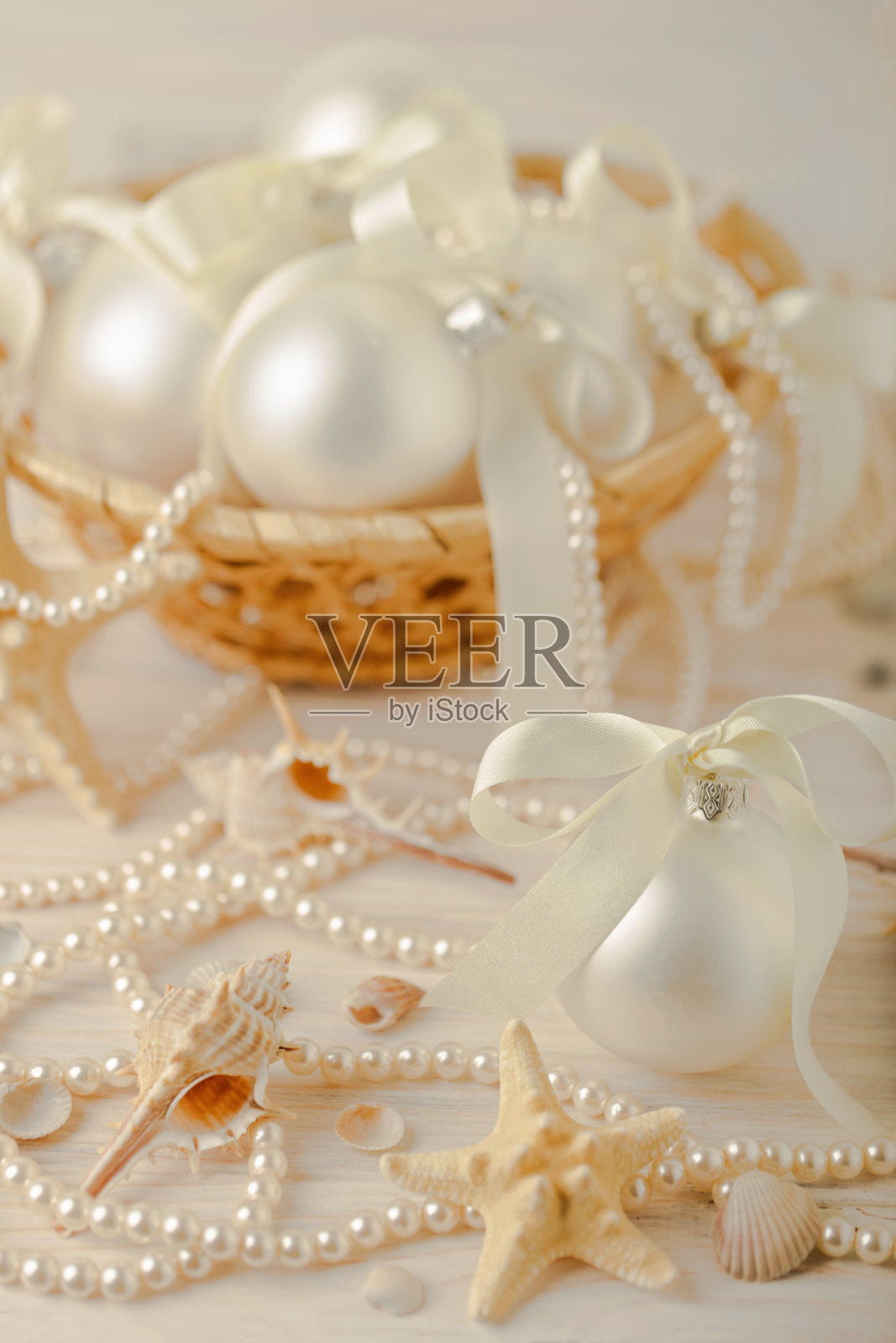 圣诞和新年。圣诞树白色玩具在海洋风格，贝壳石头和海星。照片摄影图片