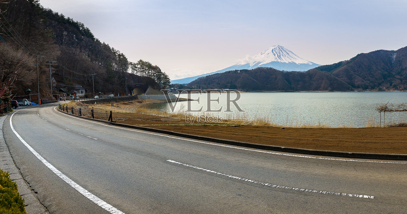 富士山位于日本川口町湖照片摄影图片