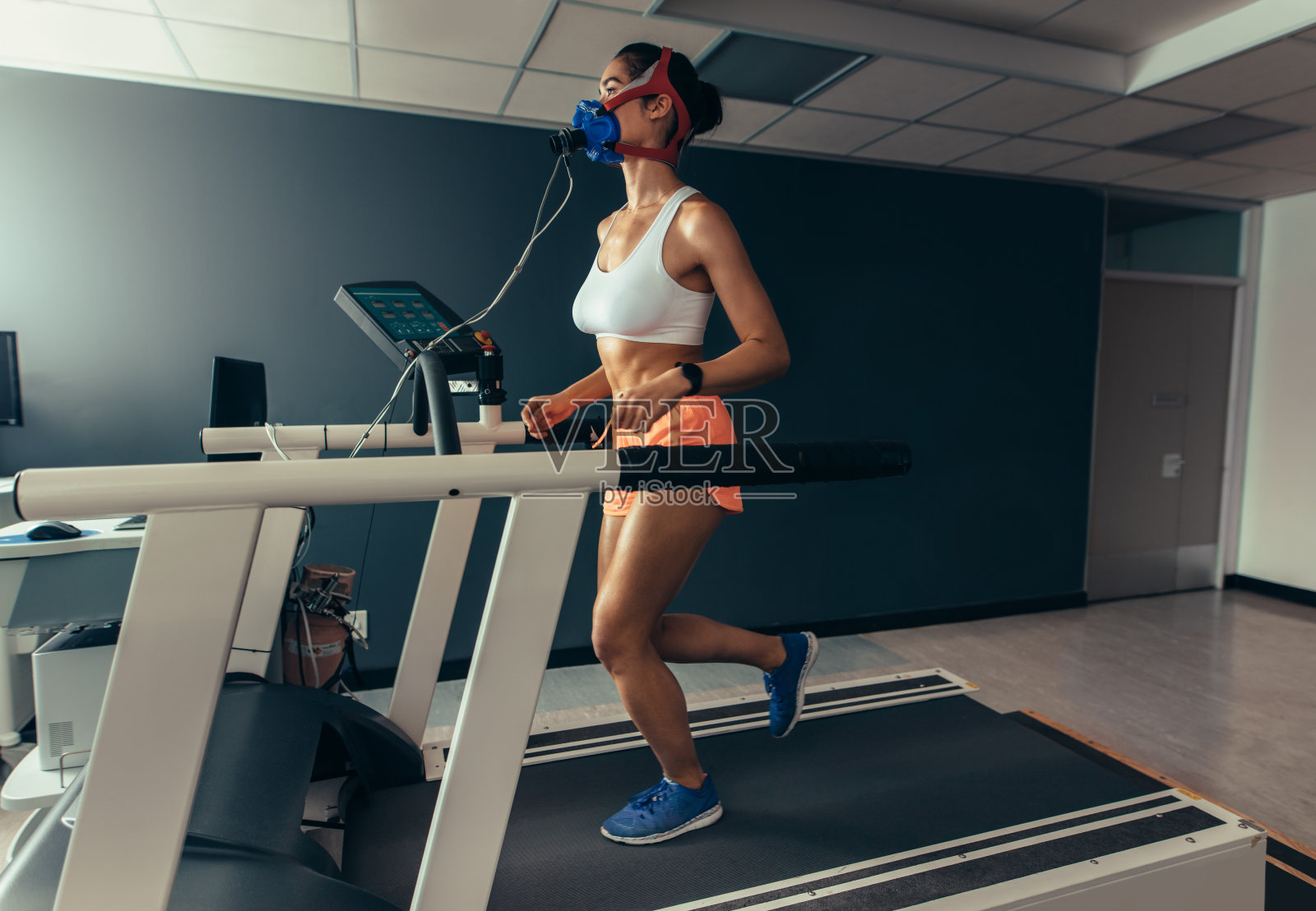 在生物力学实验室的跑步机上跑步的女性照片摄影图片