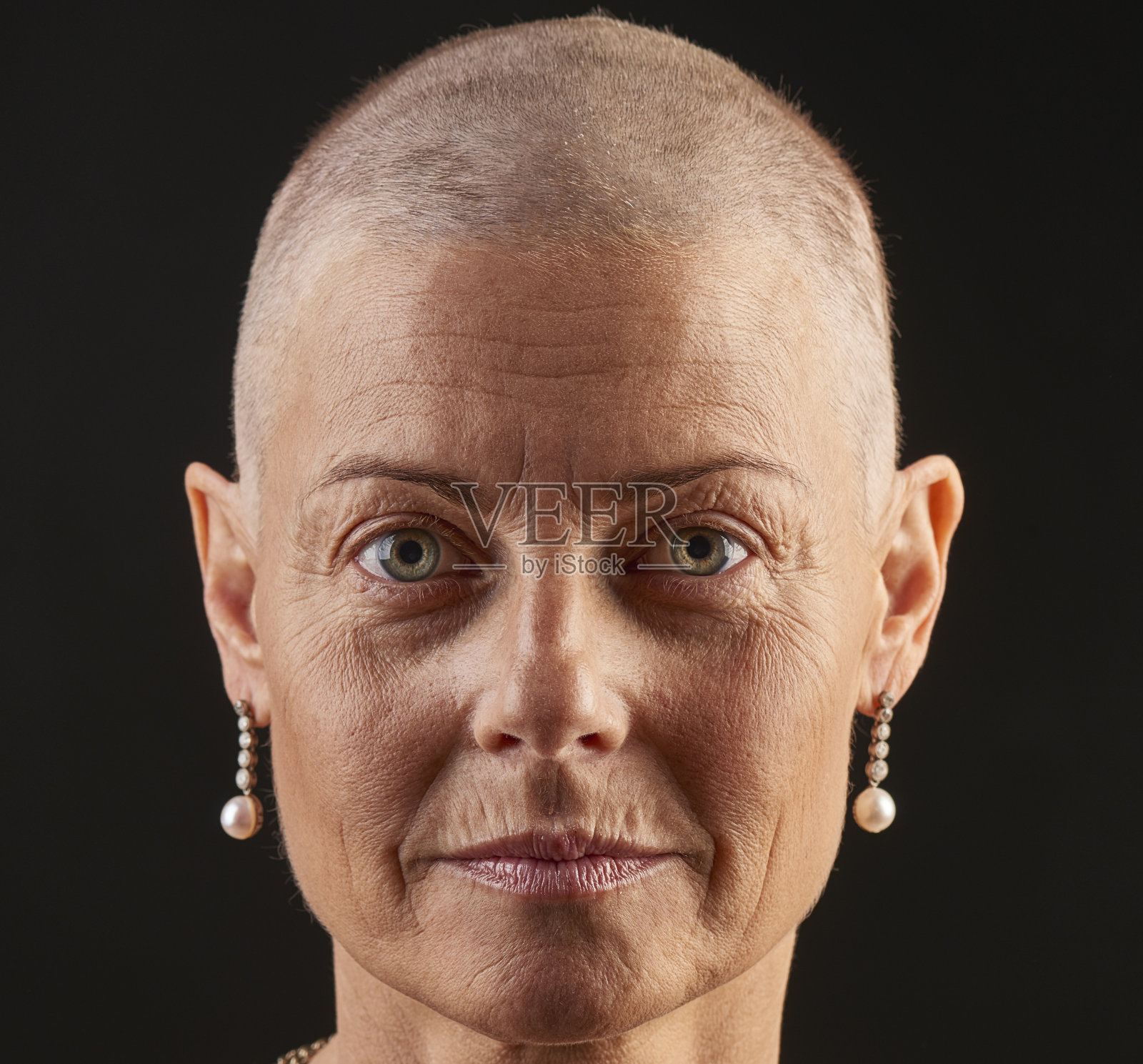 因癌症而接受化疗的秃顶女人正在掉头发照片摄影图片