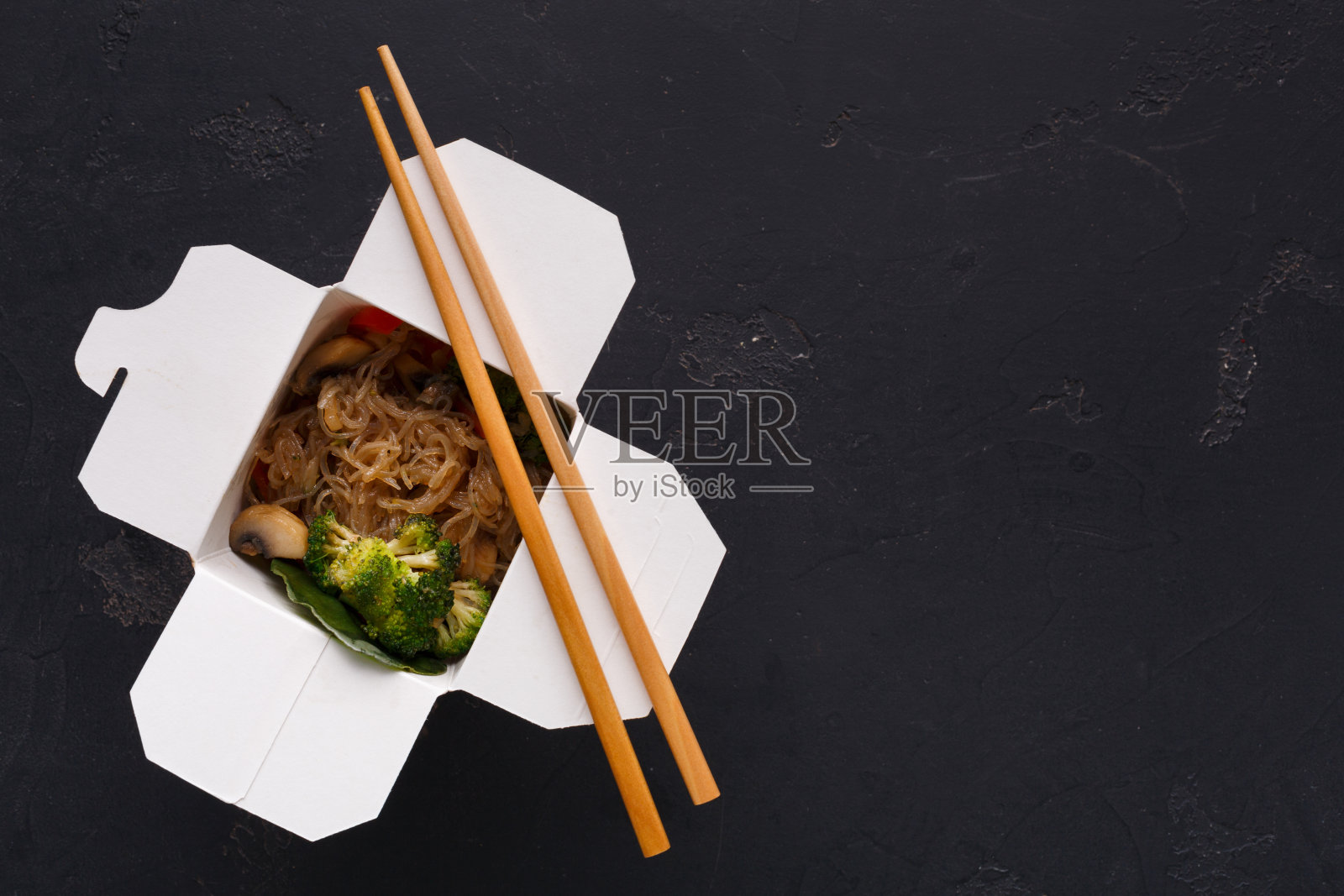 黑色背景的送餐盒里的亚洲食品照片摄影图片