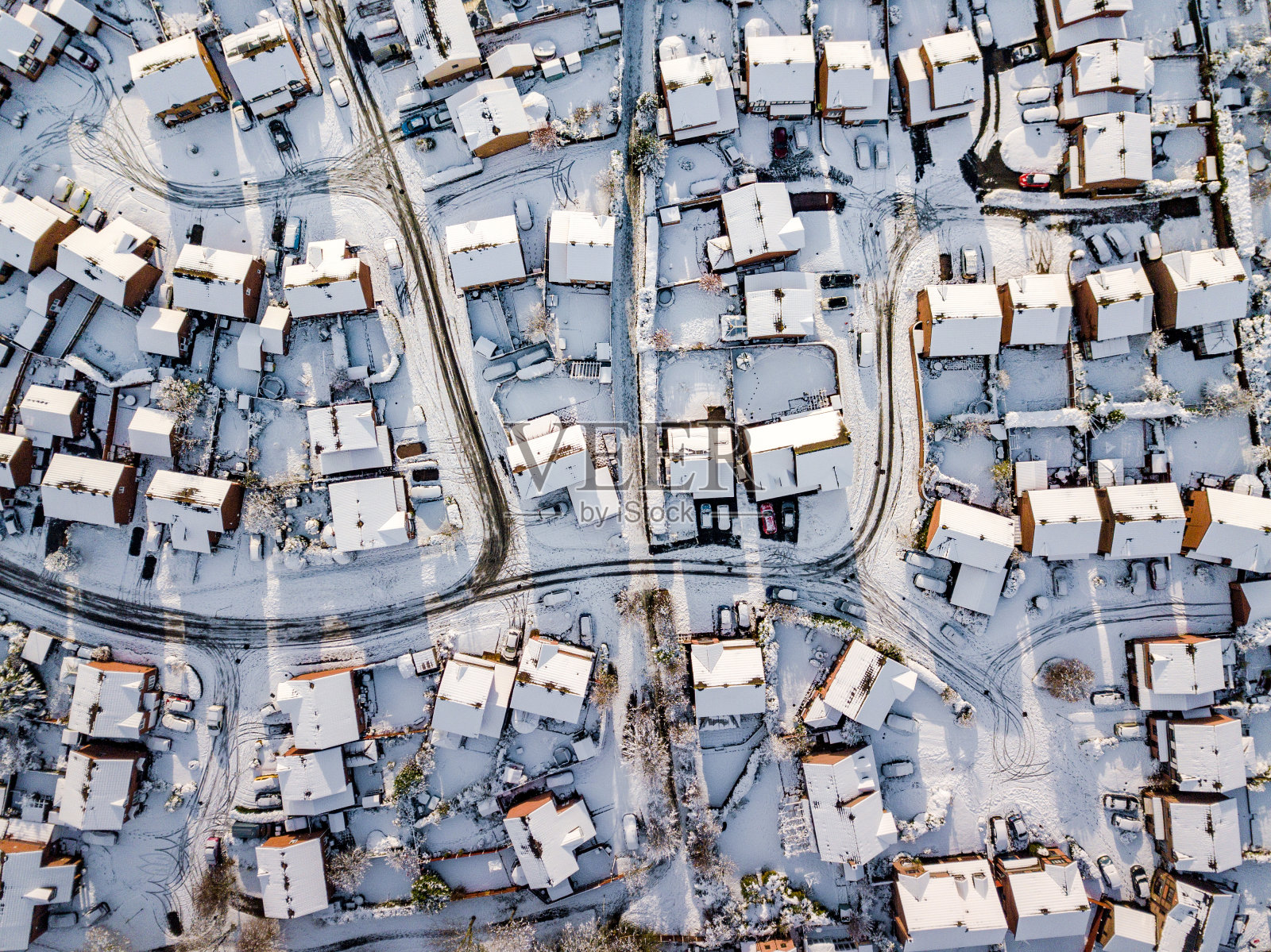 鸟瞰图在英国的传统住宅郊区下雪。照片摄影图片