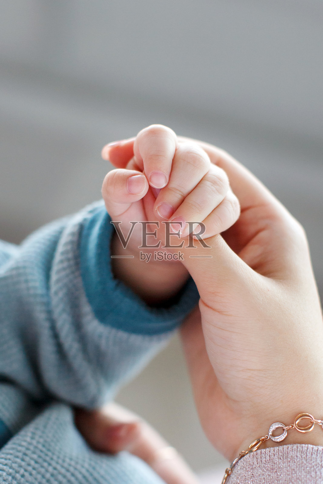 婴儿握住妈妈的手指照片摄影图片