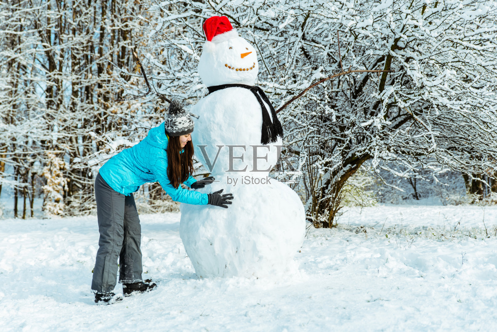 女人在冬天堆雪人照片摄影图片