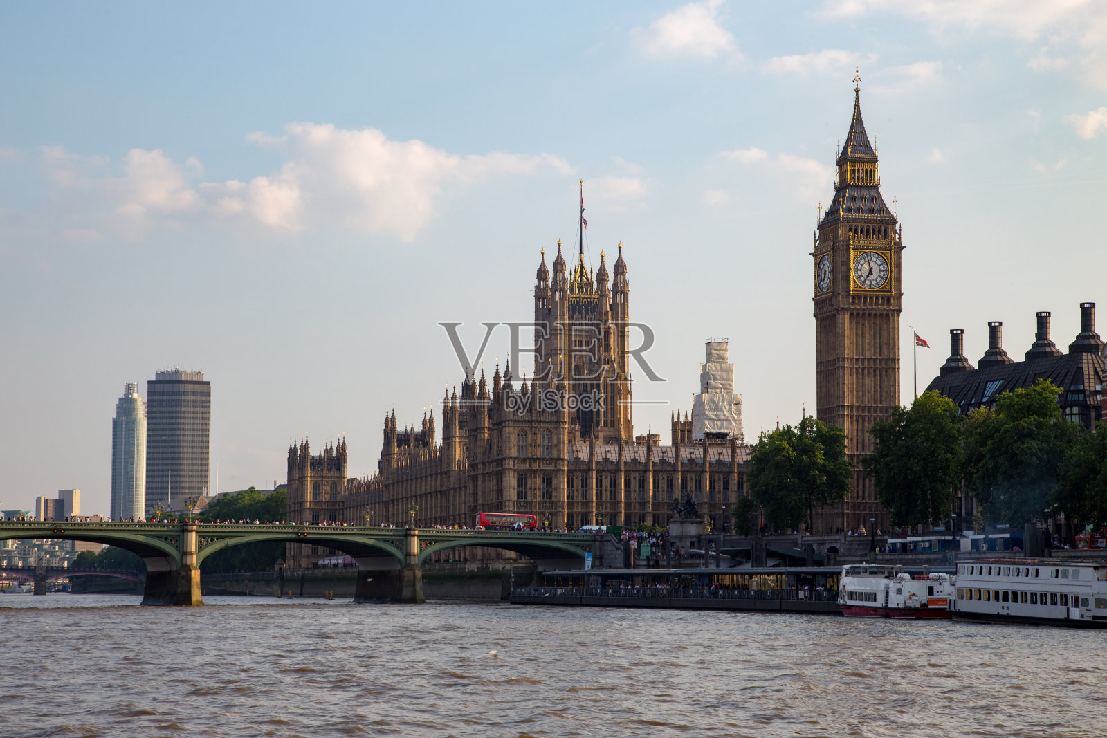 伦敦泰晤士河上的大本钟照片摄影图片