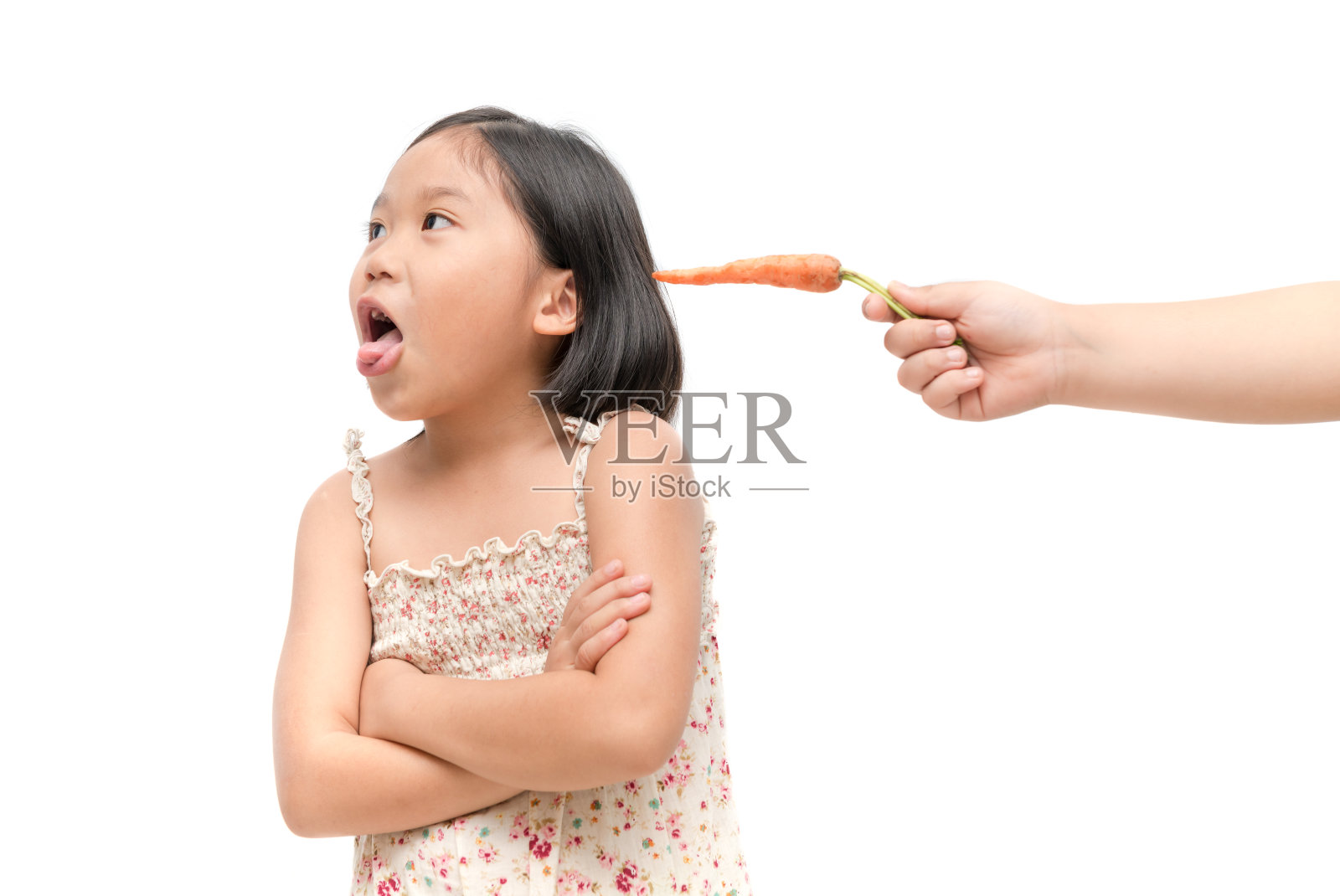 亚洲女童与表达厌恶的蔬菜孤立在白色背景照片摄影图片
