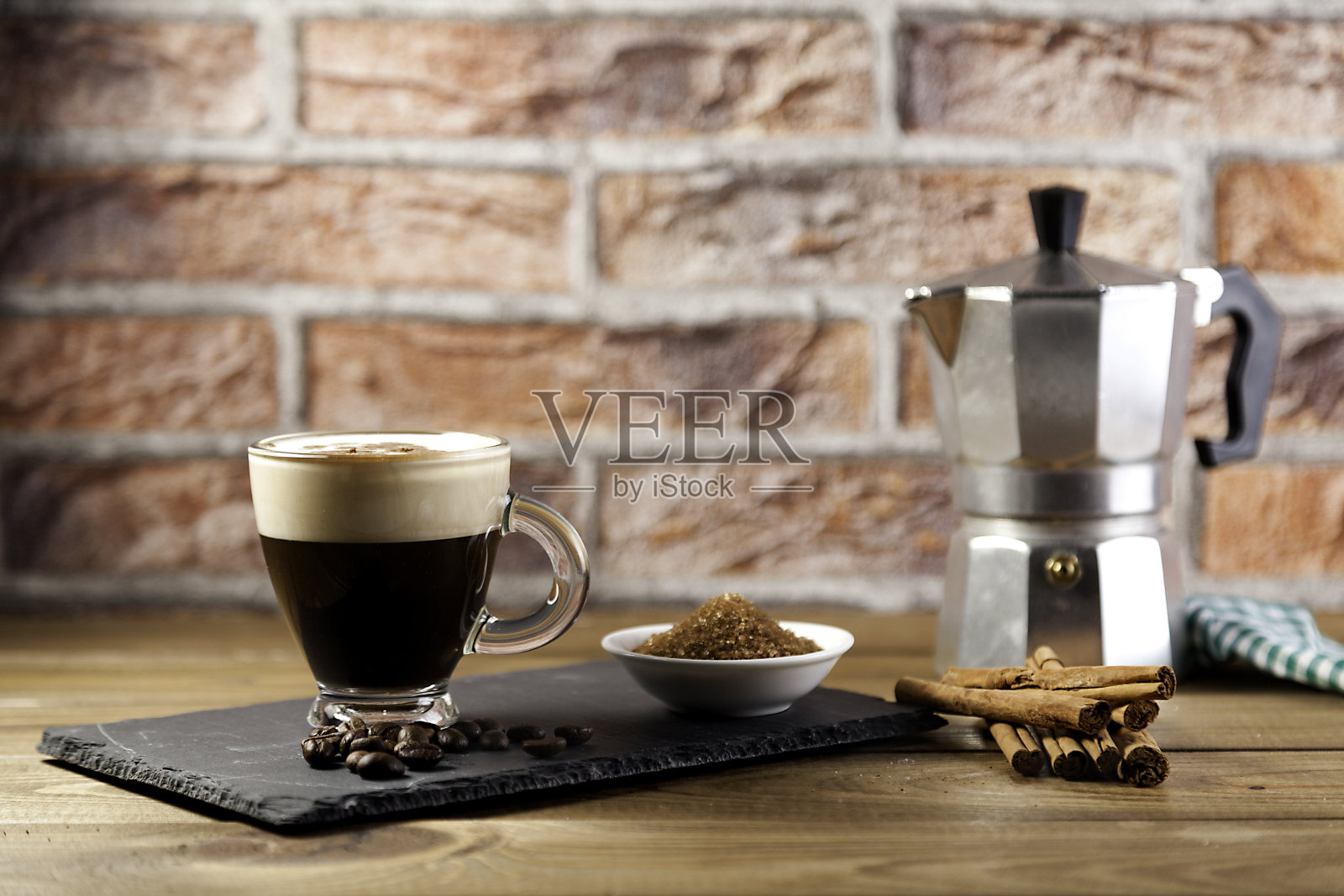 一杯咖啡和咖啡机照片摄影图片