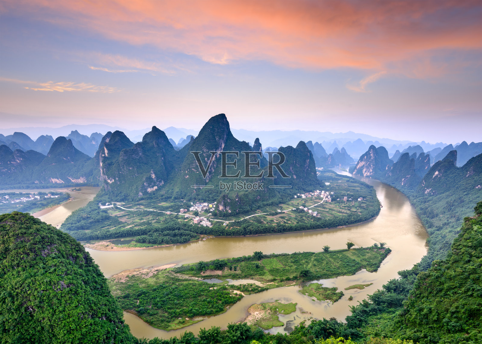 中国桂林的喀斯特山脉照片摄影图片