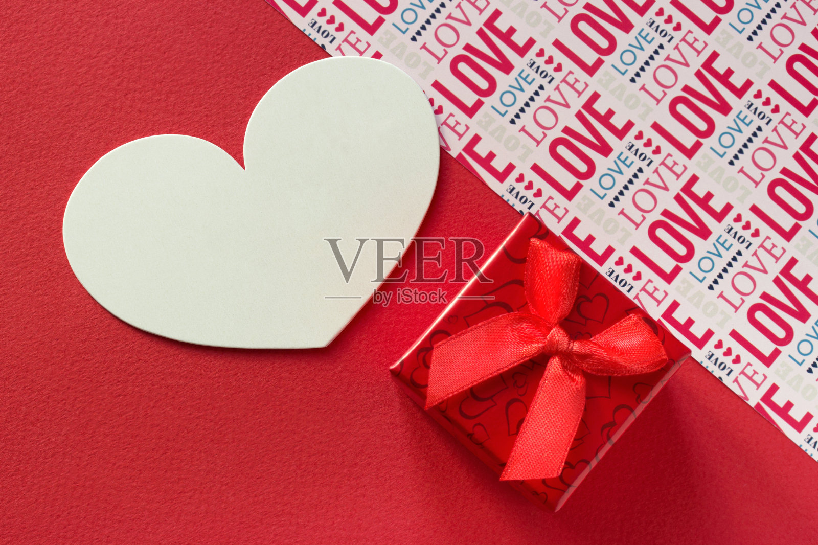 情人节背景红礼盒与丝带红色背景和字母爱。照片摄影图片