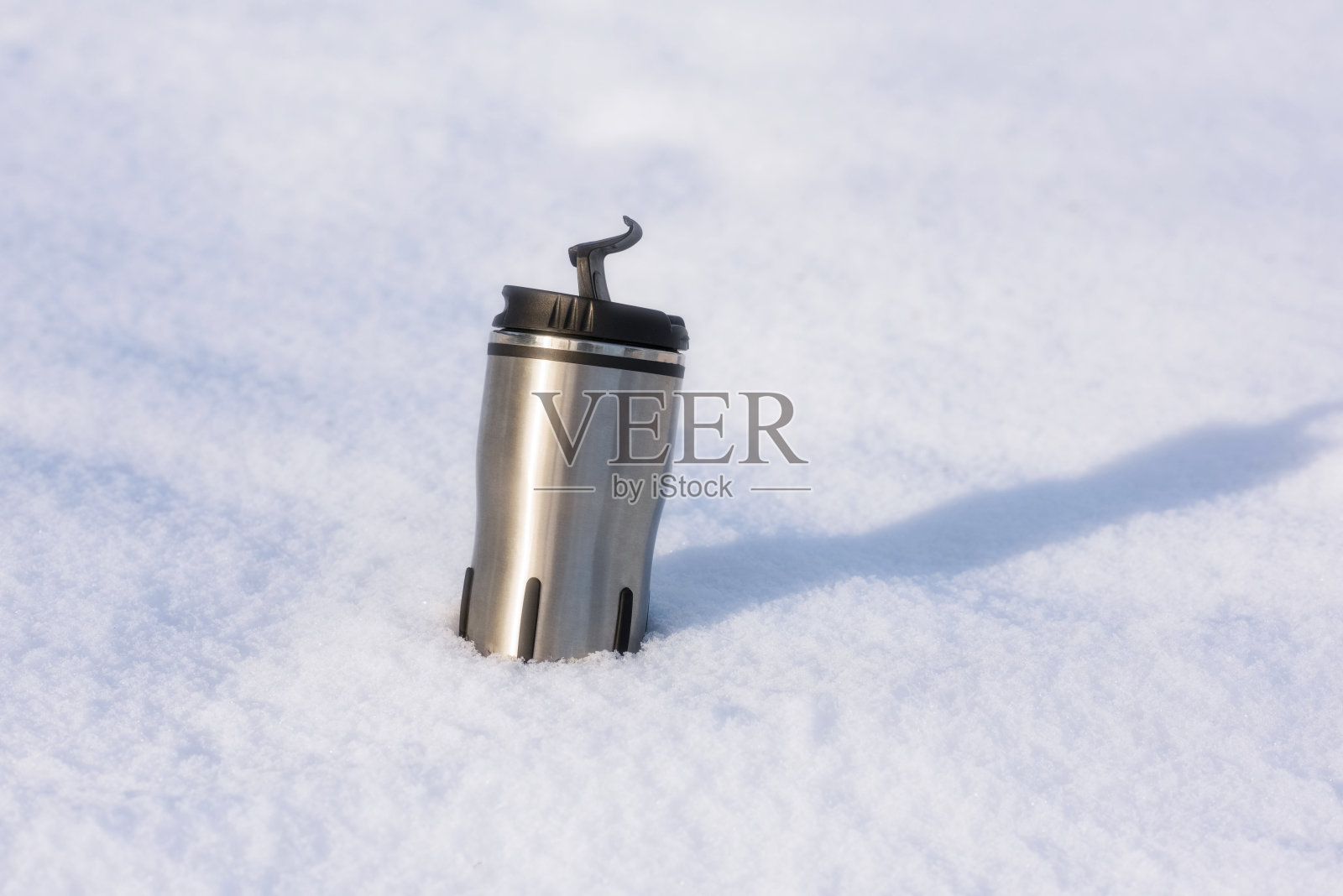 近距离图片热水瓶与热咖啡在冬天的雪。概念照片摄影图片