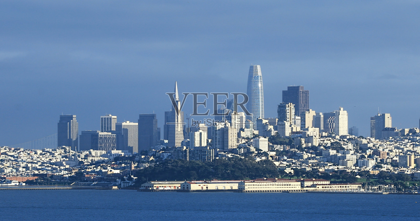 横跨海湾的加州旧金山市中心照片摄影图片