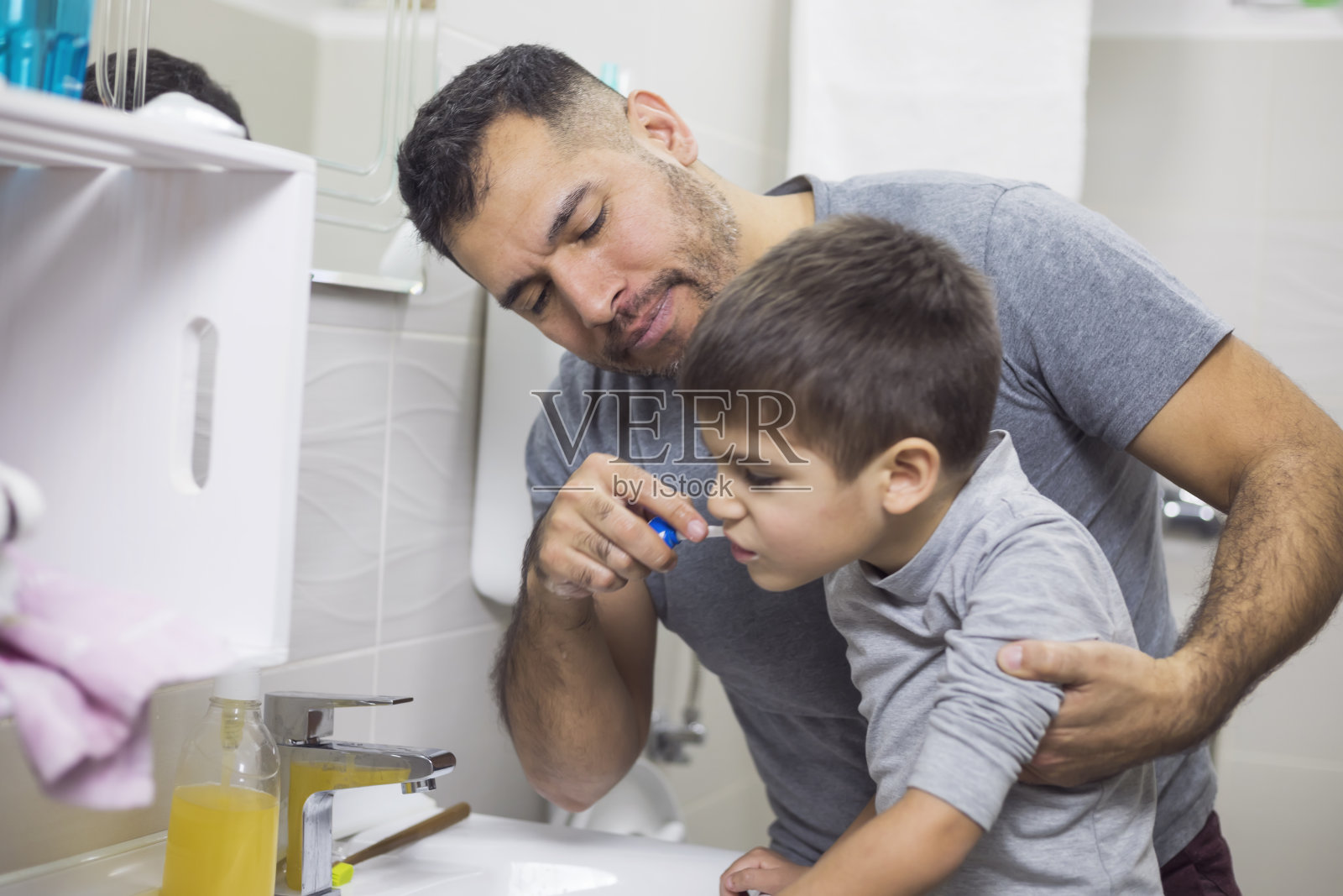 父亲和儿子在刷牙照片摄影图片