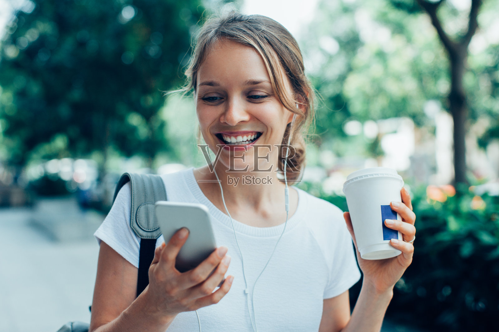 微笑的年轻女子在户外视频通话照片摄影图片