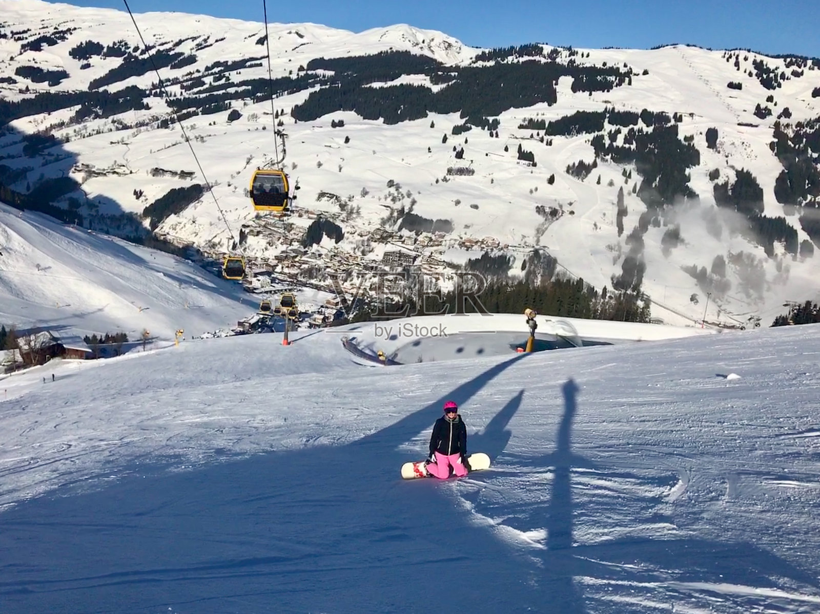 滑雪道上的女滑雪板运动员照片摄影图片