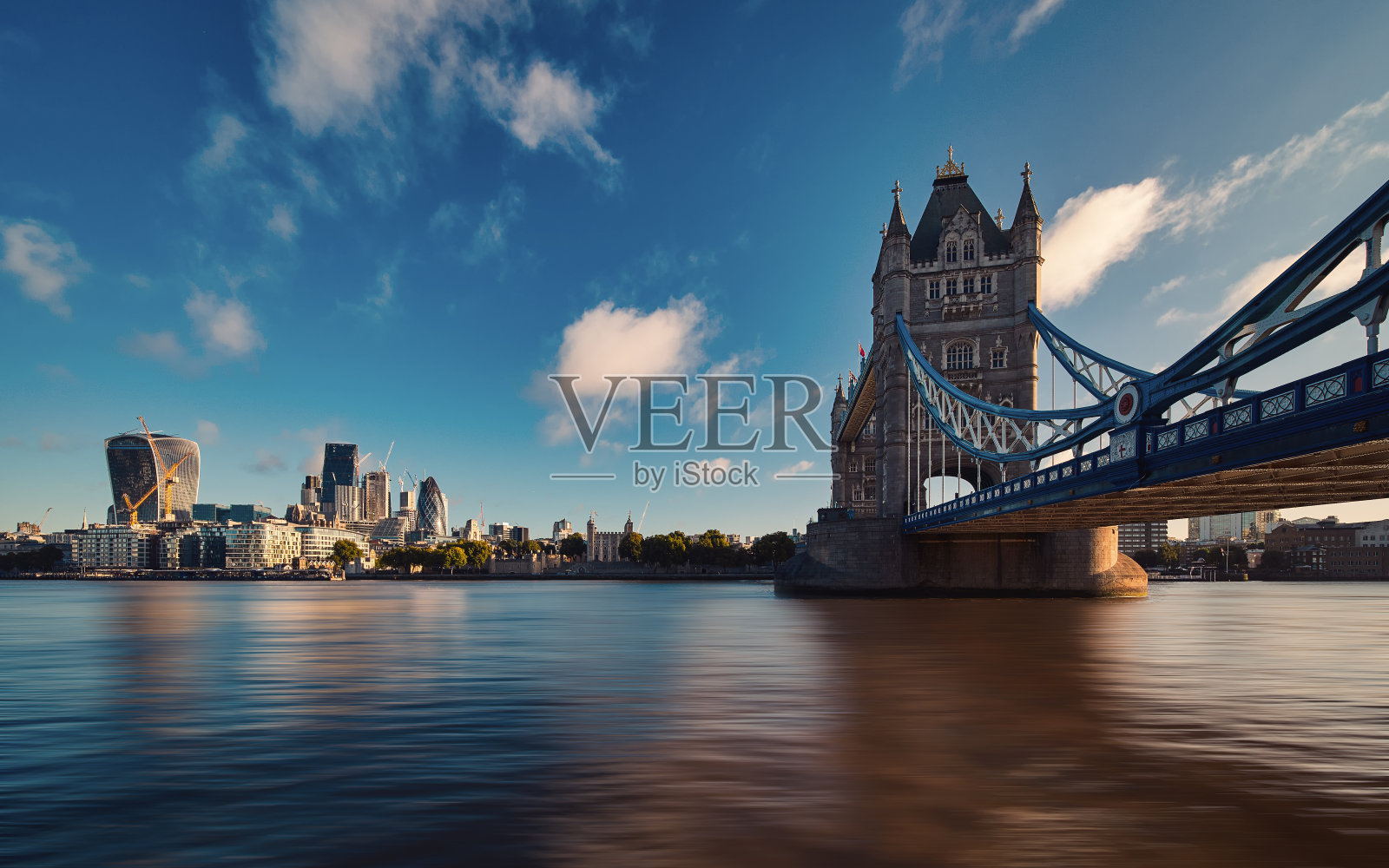 泰晤士河塔桥和伦敦城市天际线照片摄影图片