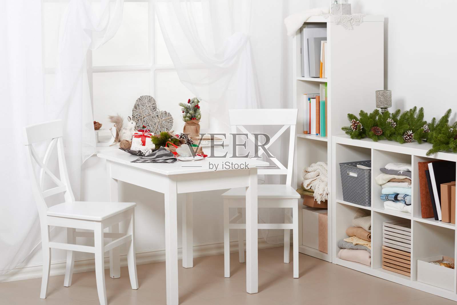 白色房间内饰圣诞装饰，窗户，桌子和椅子照片摄影图片