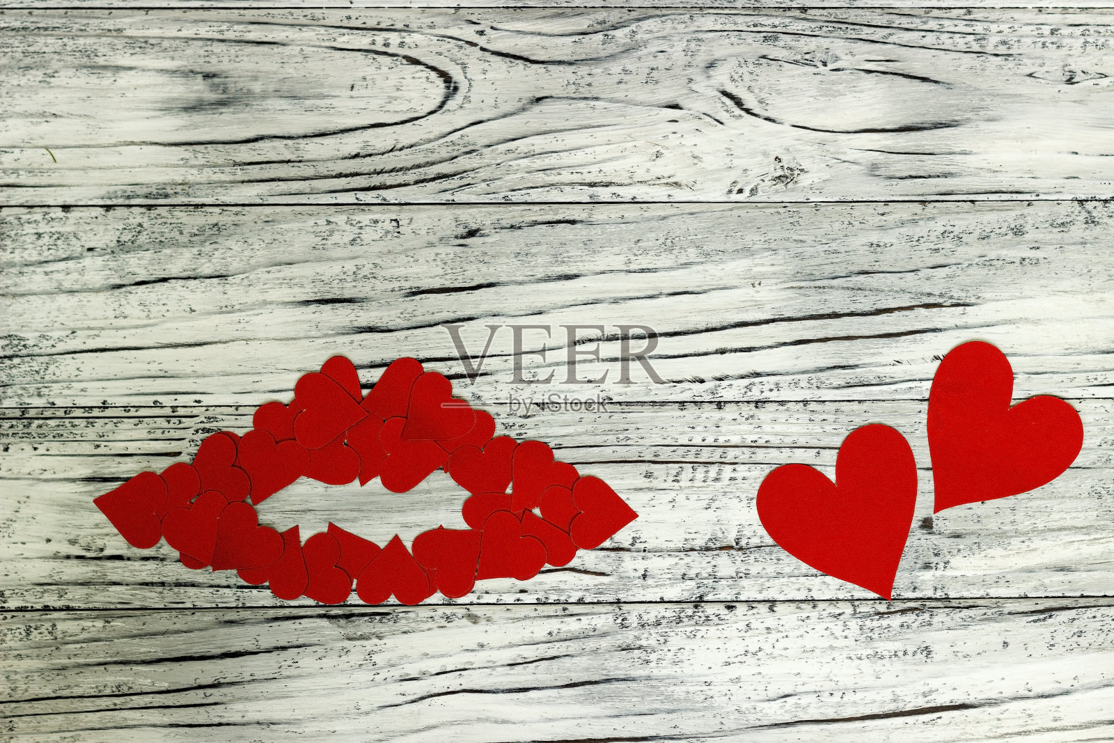 木头背景上的红心小唇。情人节的概念。照片摄影图片