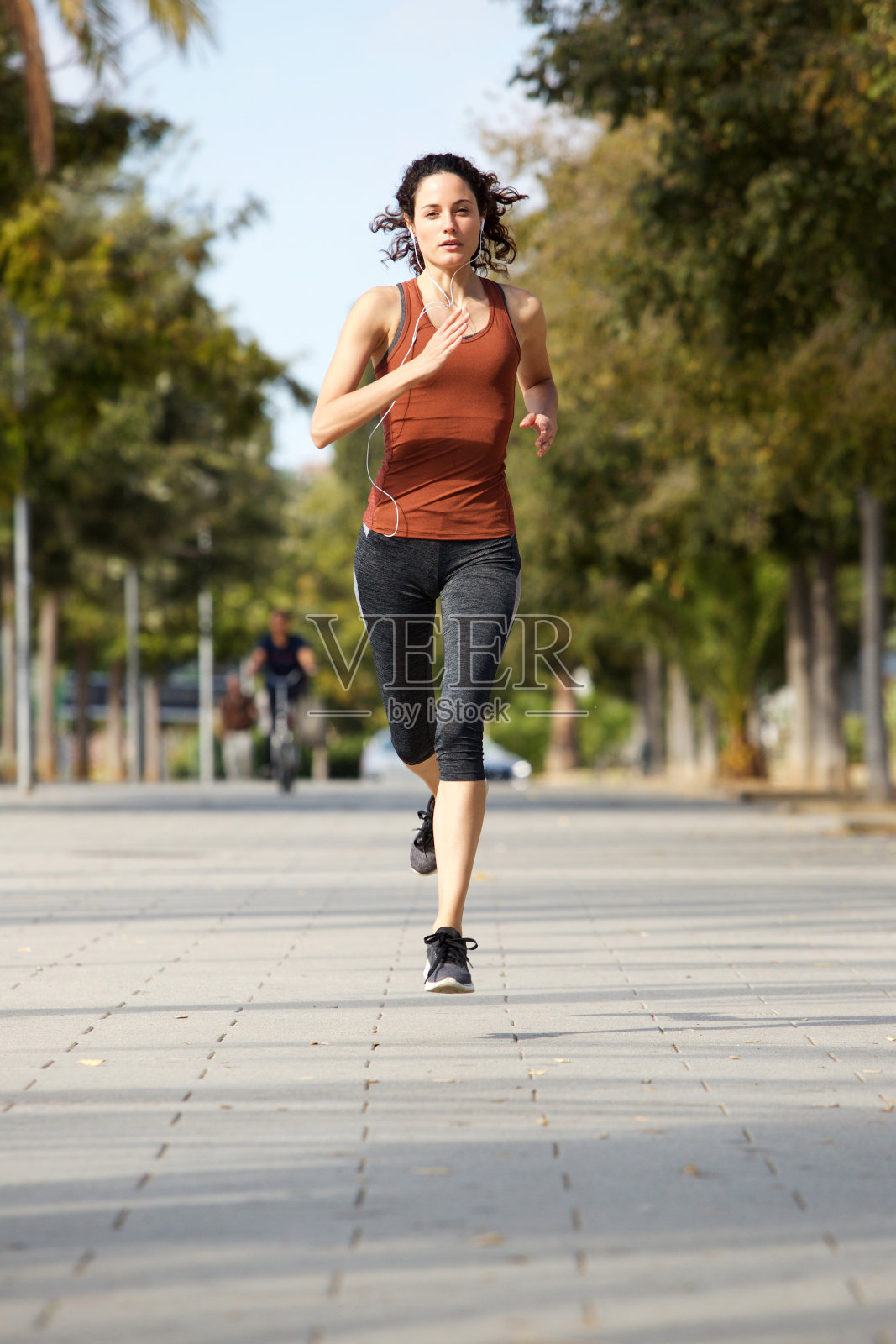 全身健康的年轻运动女子户外慢跑照片摄影图片