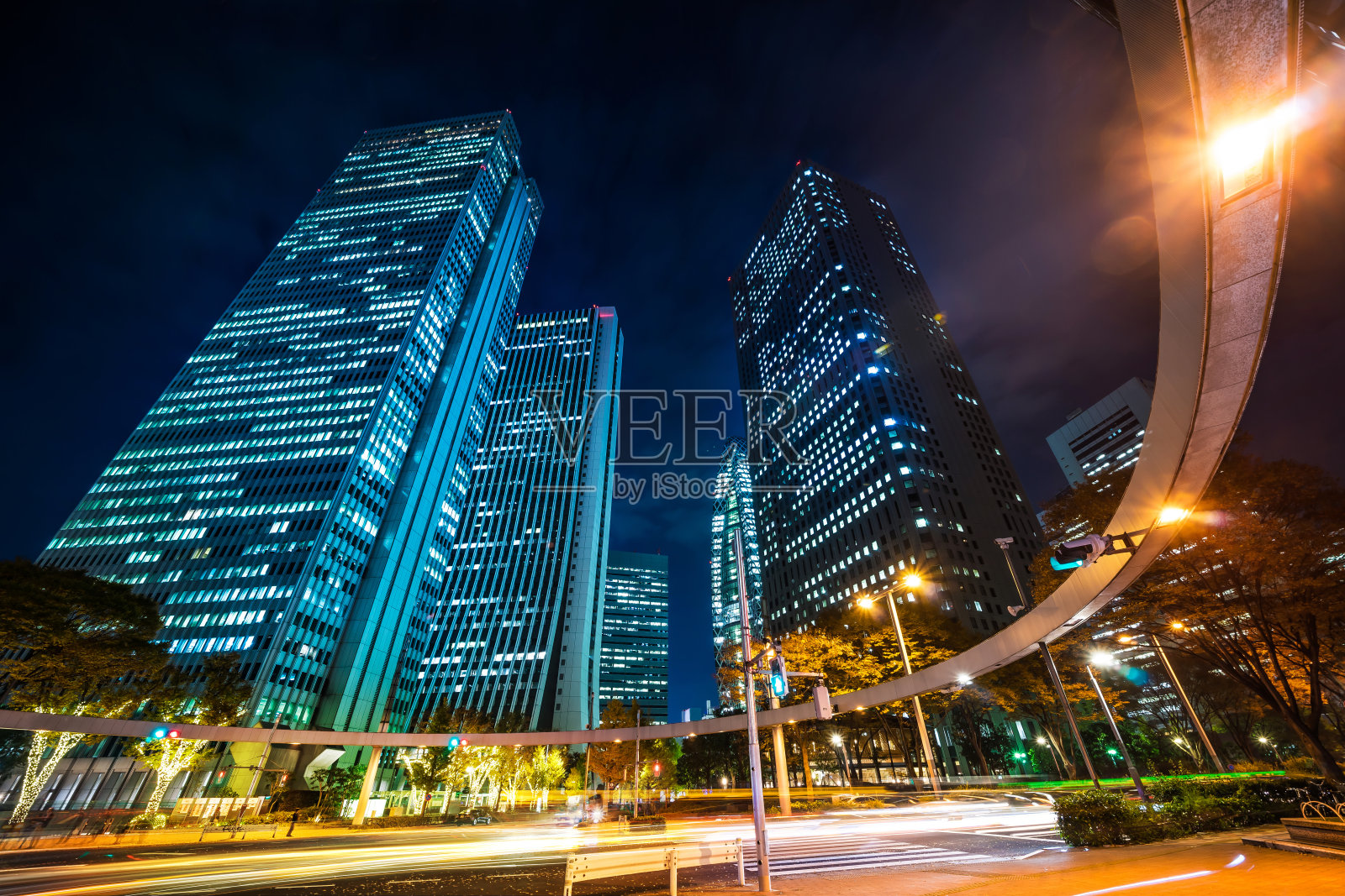 在日本东京，仰望新宿十字路口的夜景，摩天大楼的剪影映出黄昏的天空照片摄影图片