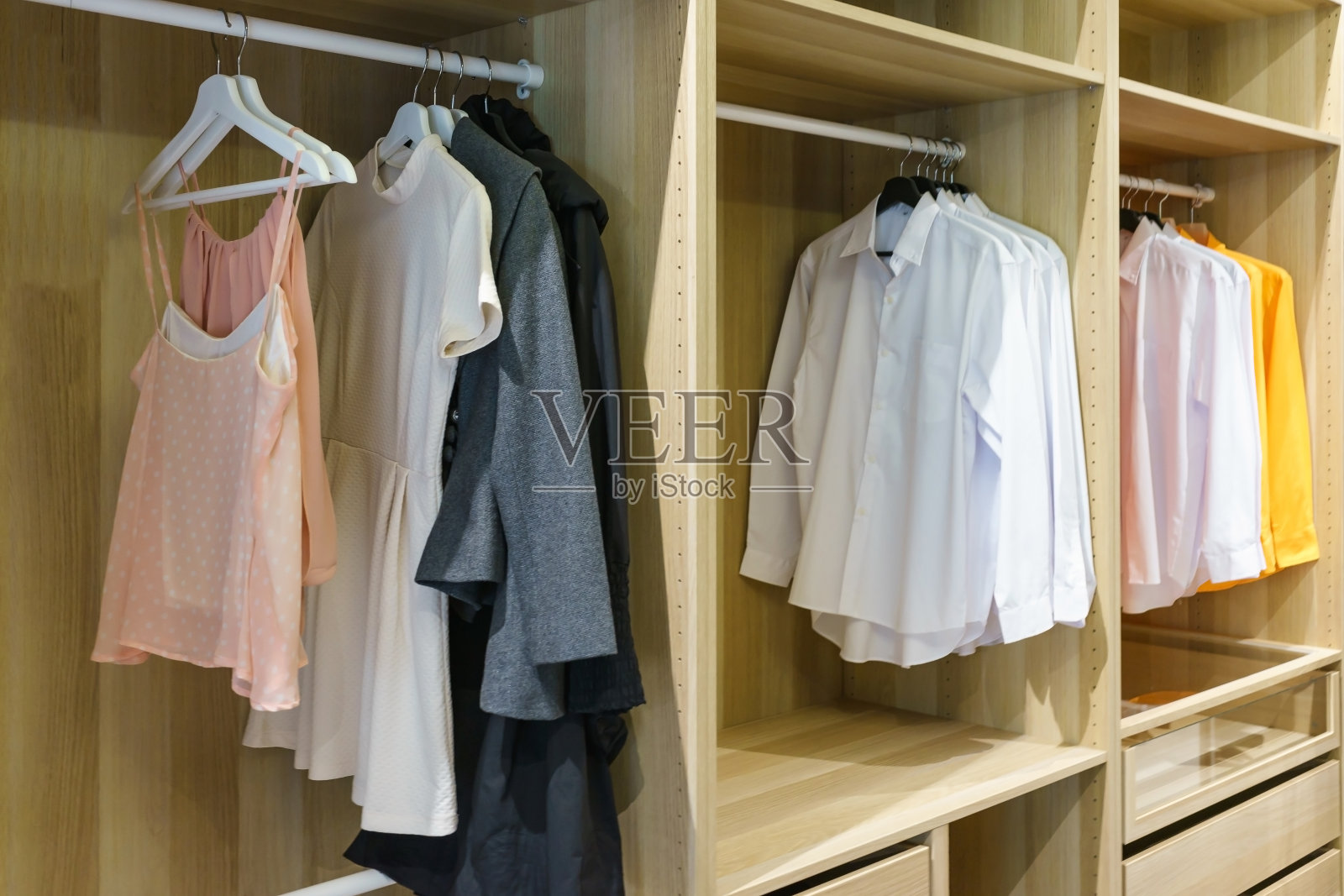 现代木质衣柜与挂衣架在步入式衣柜设计室内照片摄影图片