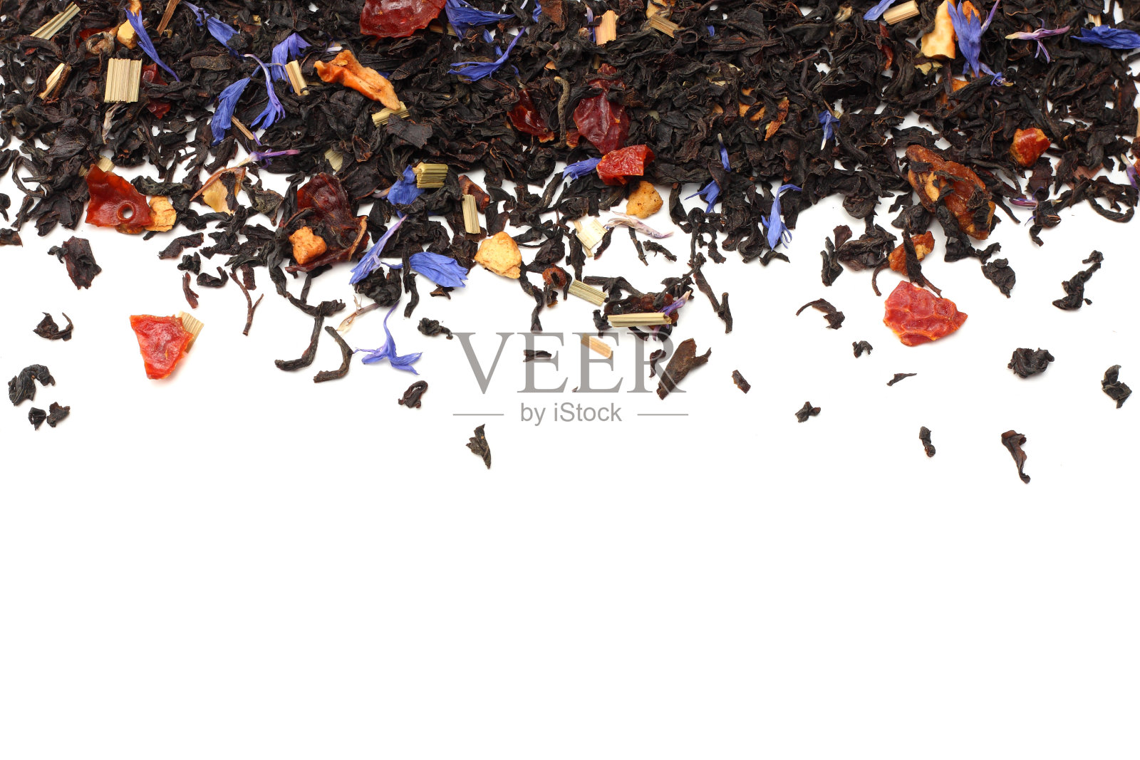 芳香的黑干茶与花瓣孤立的白色背景俯视图照片摄影图片
