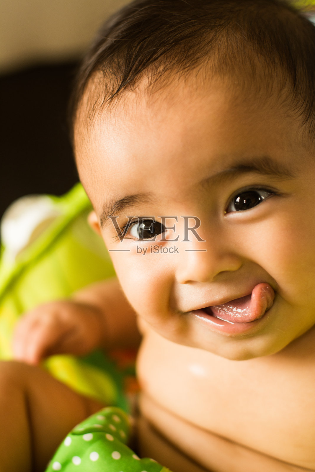 一个可爱而富有表现力的亚洲男婴的偷拍肖像照片摄影图片
