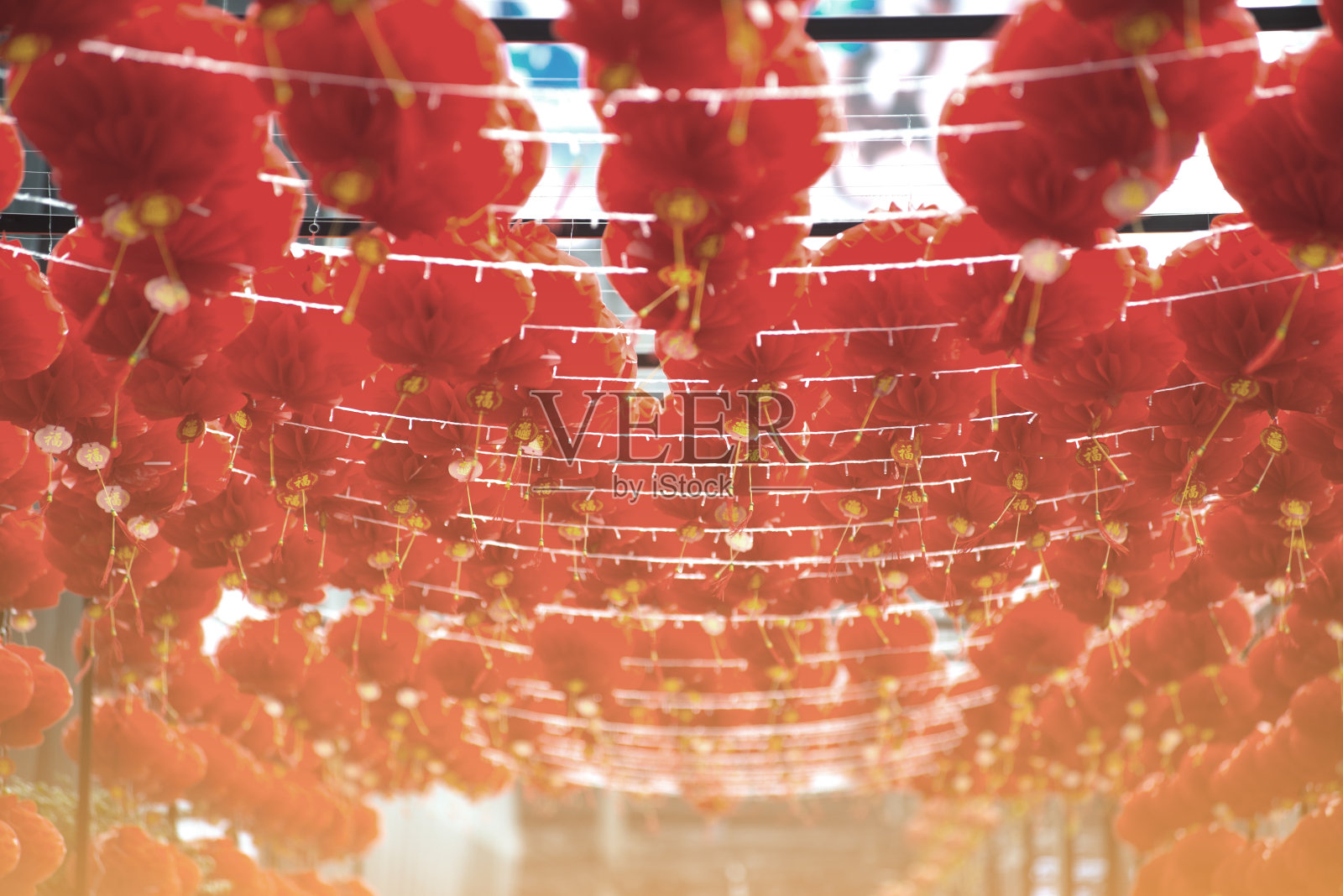 中国新年庆祝活动中悬挂的红色装饰灯。照片摄影图片