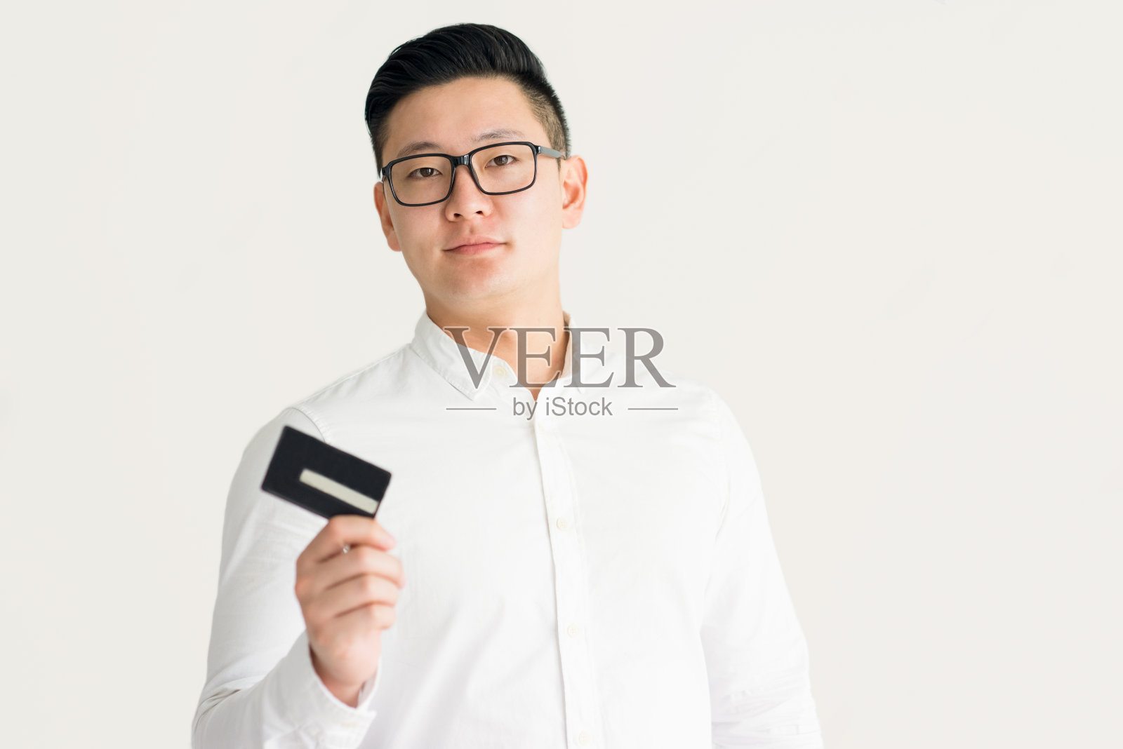 自信的韩国商人使用信用卡照片摄影图片