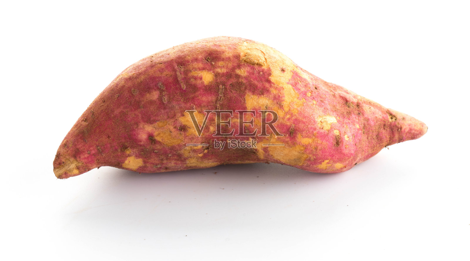 白色背景上的紫色甜土豆照片摄影图片