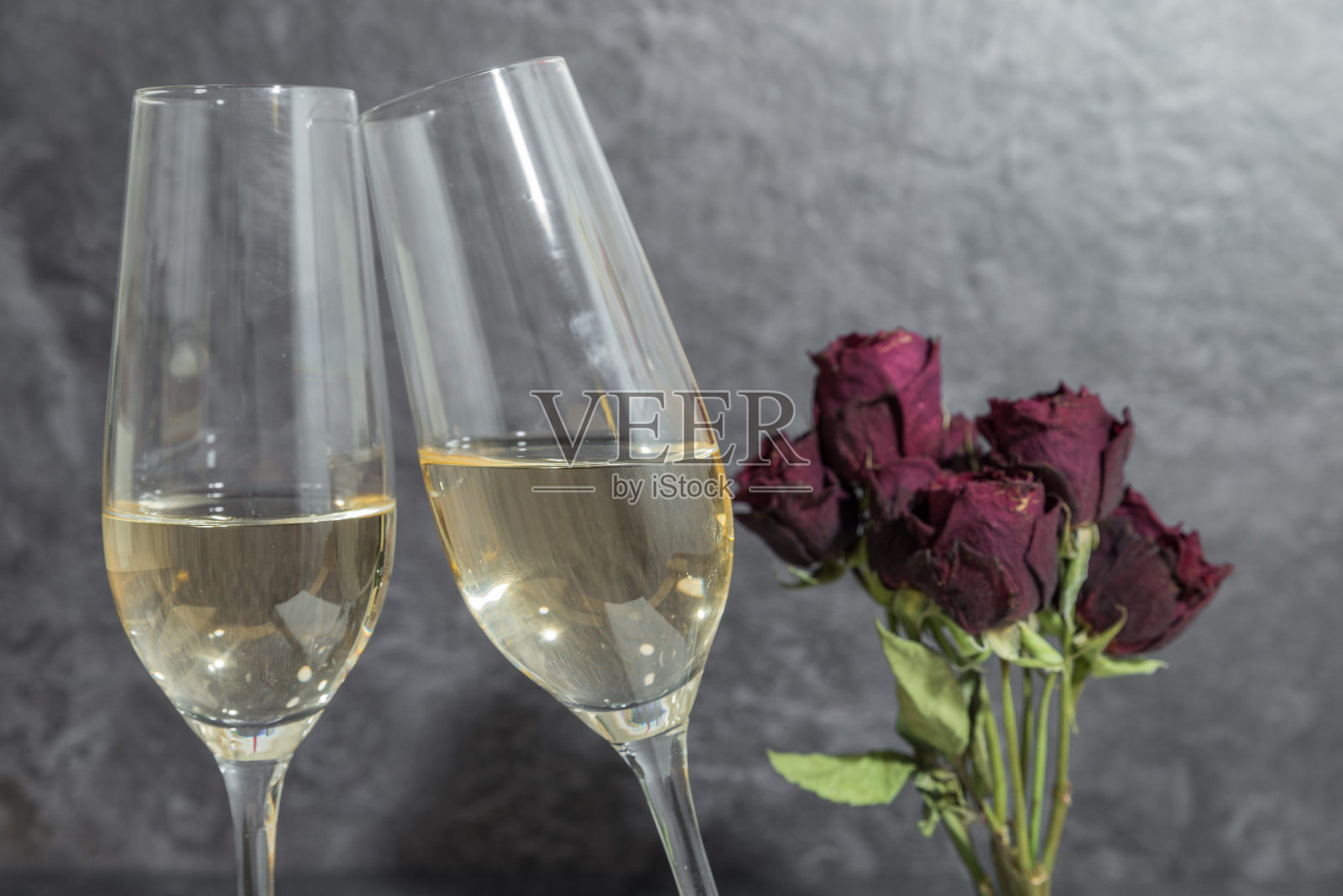两杯香槟，一束干红玫瑰照片摄影图片