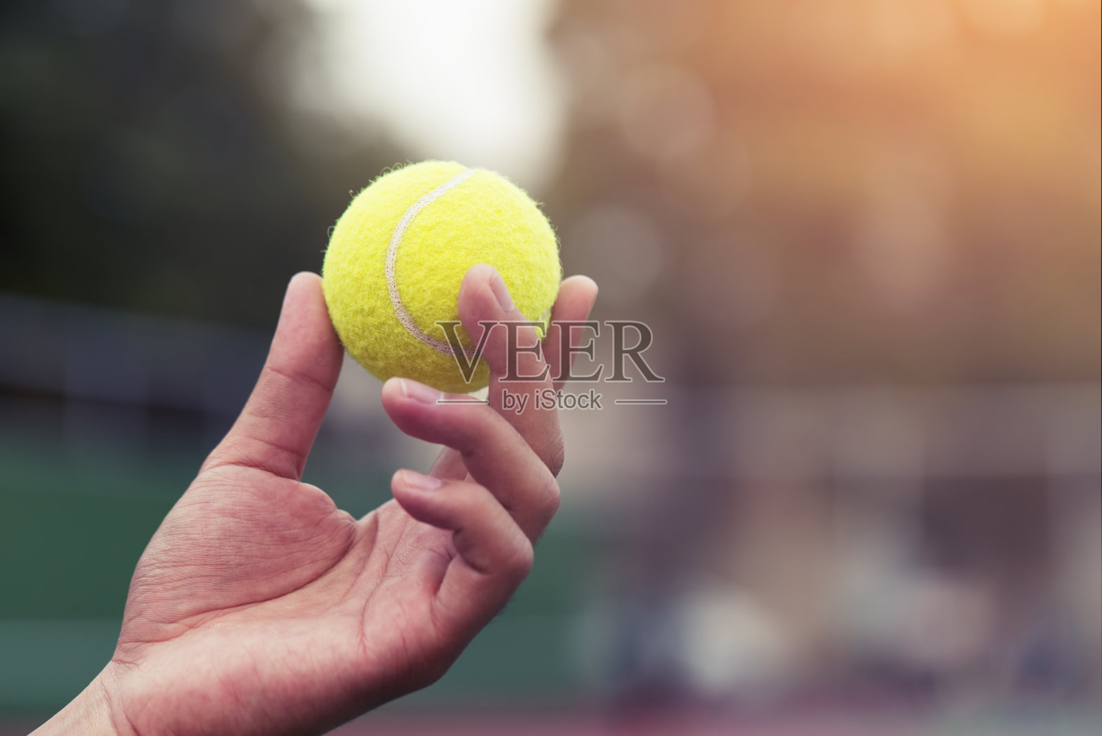 网球运动员拿着球准备发球。照片摄影图片