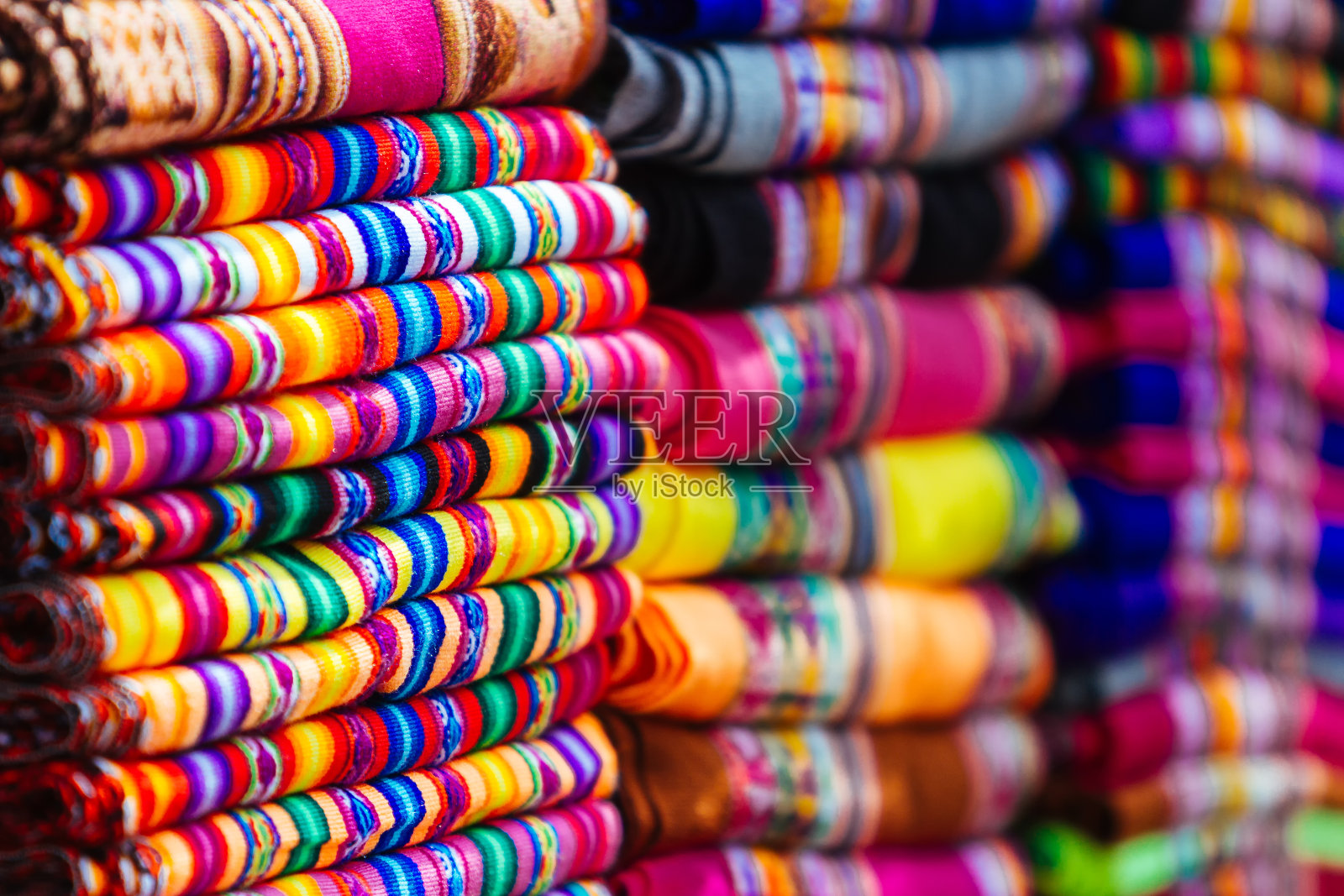 彩色毯子与安第斯设计堆叠的宏观特写照片摄影图片