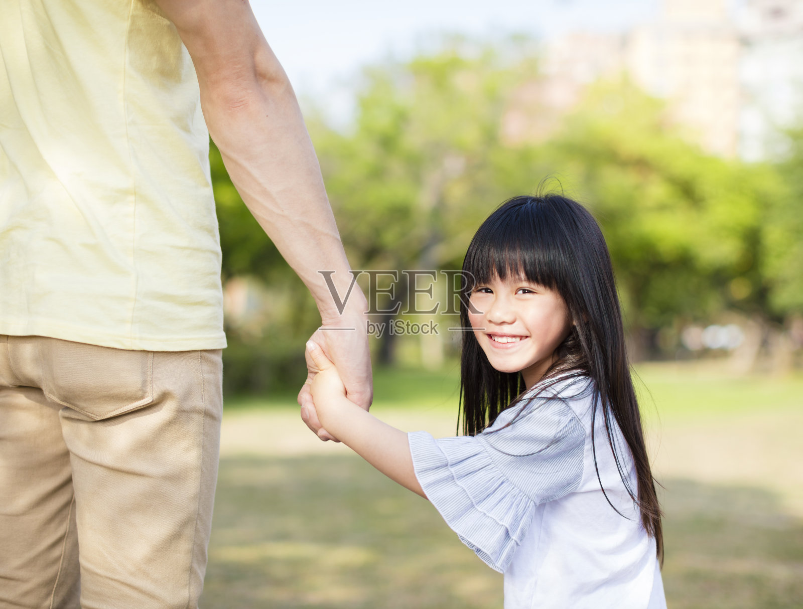 父亲牵着小女孩的手照片摄影图片