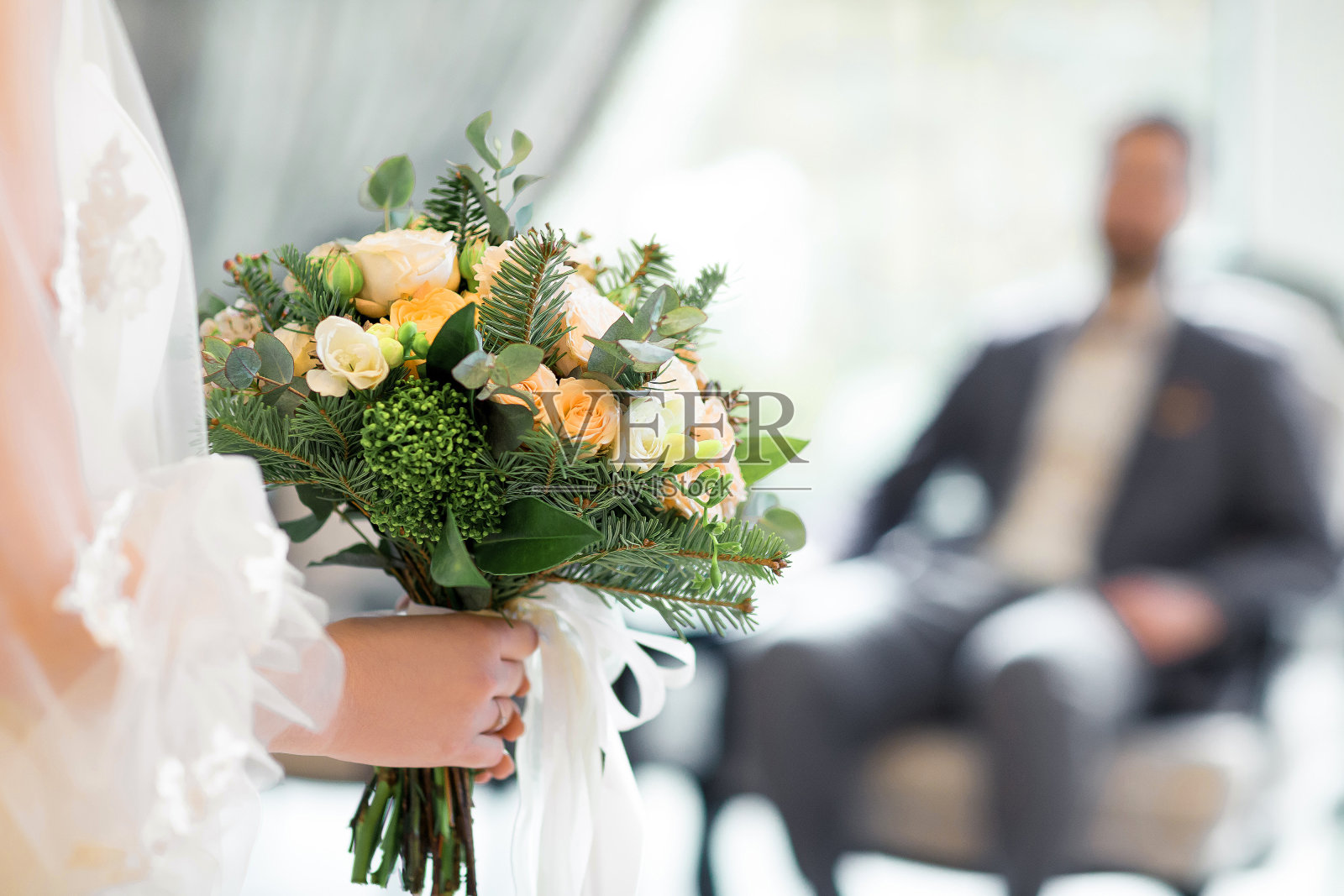 新娘的手捧着一束白玫瑰照片摄影图片