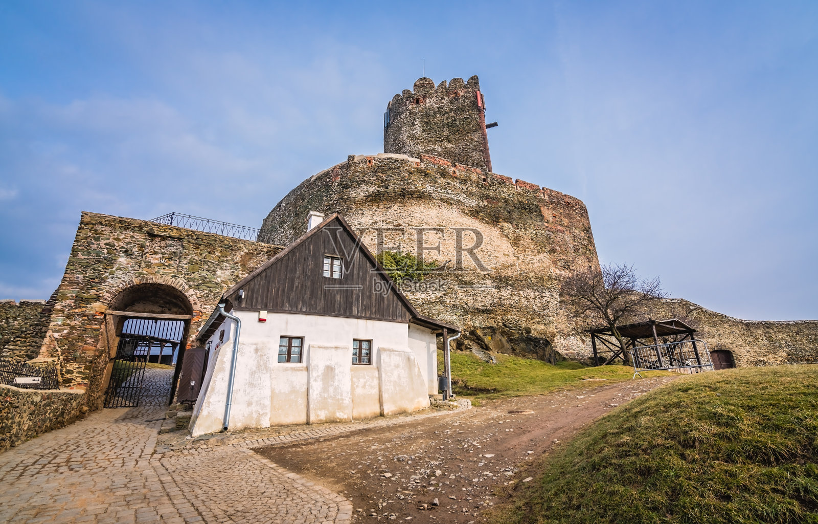 通向中世纪博尔科夫城堡遗址的大门照片摄影图片