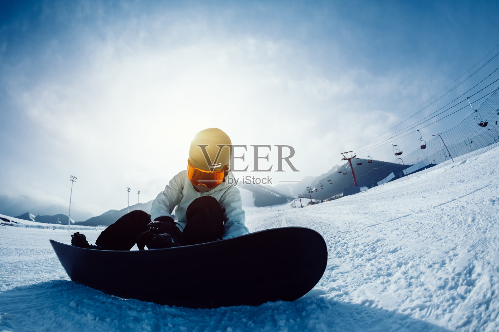 一名滑雪者准备在冬季的山顶上滑雪照片摄影图片