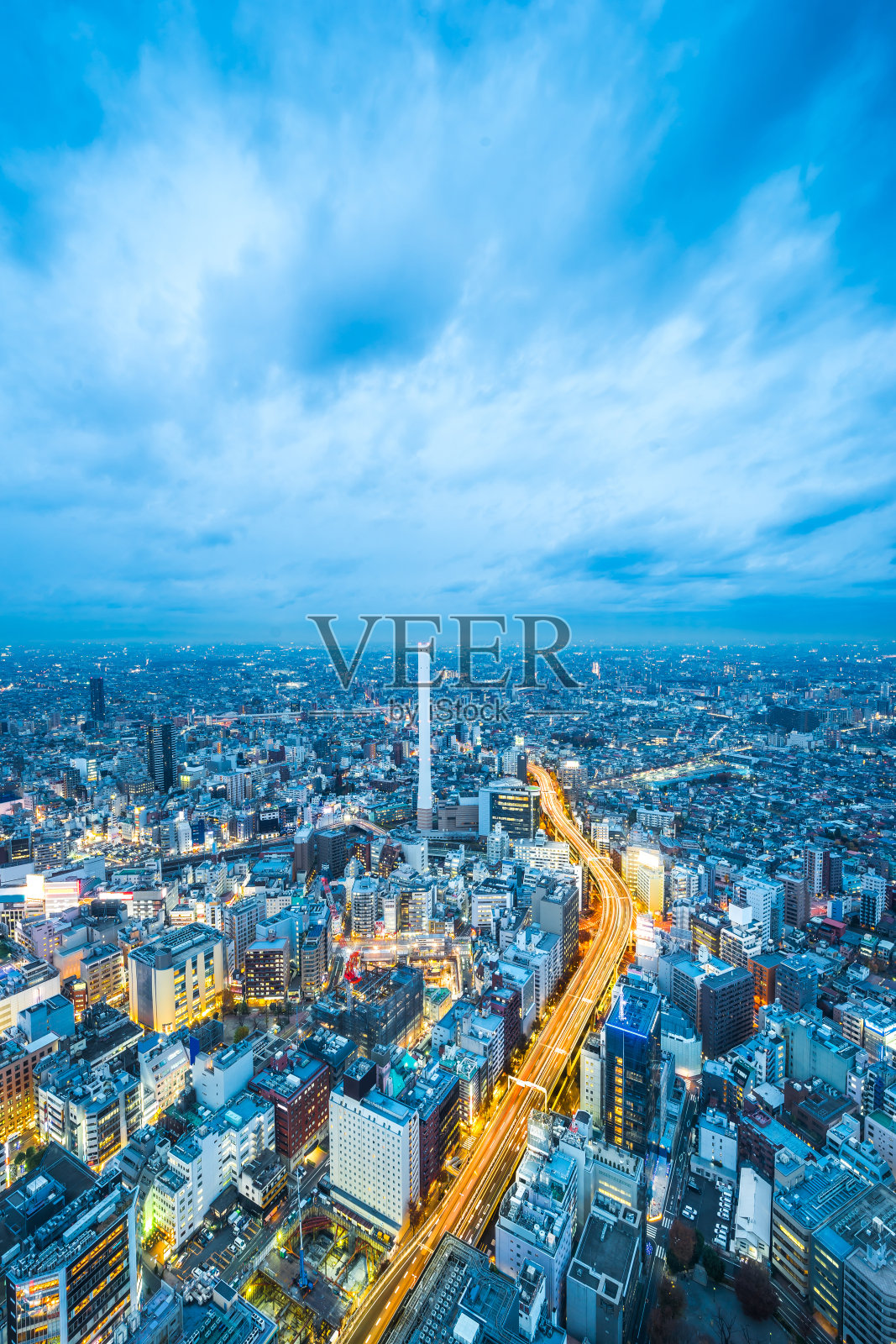 日本东京的池袋和高速公路的全景现代城市天际线空中夜景照片摄影图片