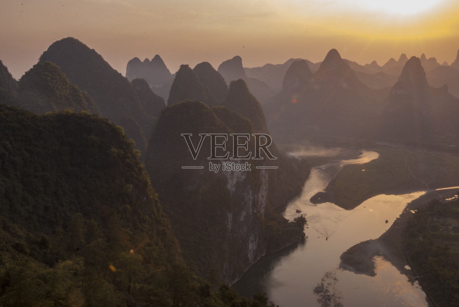 传统的中国日出景观与河流的水和不寻常的山脉热带森林沿海岸船明亮的阳光橙色的早晨天空照片摄影图片