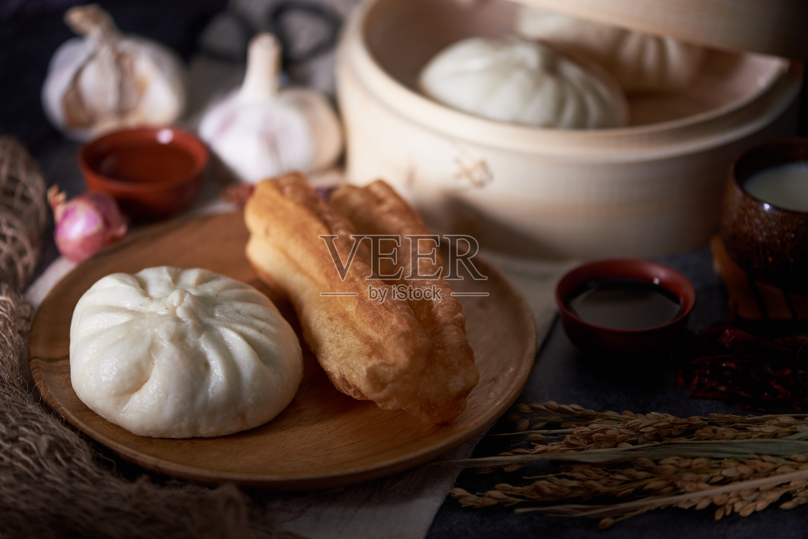 中式早餐:包子、油条照片摄影图片